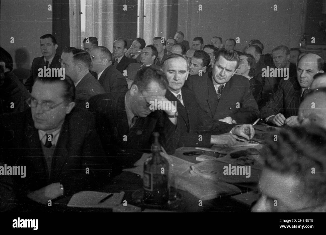 Warszawa, 1948-11-03. Wspólne posiedzenie Komitetów Centralnych Polskiej Partii Robotniczej i Polskiej Partii Socjalistycznej, na którym postanowiono zwo³aæ Kongres Zjednozeniowy obu partii na dzieñ 8 grudnia 1948 r. oraz omówiono przeprowadzon¹ na szczeblu lokalnym akcjê weryfikacji cz³onków obu organizji. No. w centrum: Podsekretarz stanu w Ministerstwie Przemys³u i Handlu Eugeniusz Szyr (2L, twarz przys³oniêta d³oni¹), genera³ broni W³adys³aw Korczyc (3L), wiceminister obrony narodowej Piotr Jaroszewicz (4L). uu PAP Varsavia, 3 novembre 1948. Una seduta congiunta dei Comitati centrali di Pol Foto Stock