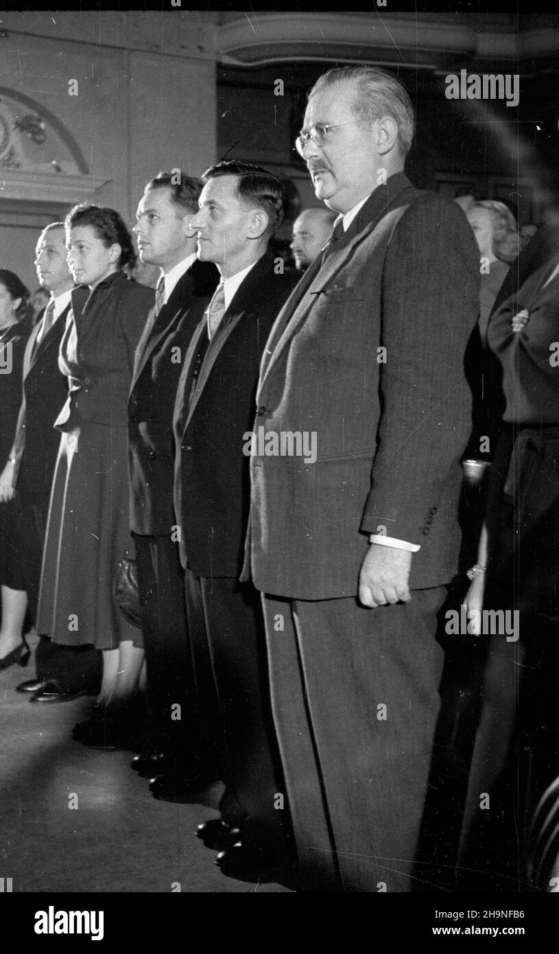 Warszawa, 1948-11-06. Obchody XXXI rocznicy rewolucji paŸdziernikowej. Uroczysta akademia w Teatrze Polskim. rzêdzie m.in. ministro przemys³u i handlu Hilary MiNC (1P), wicemarsza³ek Sejmu Ustawodawczego Roman Zambrowski (2P), ministro komunikacji Jan Rabanowski (1L). uu PAP Varsavia, 6 novembre 1948. Cerimonie che segnano il 31st anniversario della Rivoluzione d'Ottobre. Cerimonia al Teatro Polski. Nella foto: In prima fila - Ministro dell'industria e del Commercio Hilary MiNC (1st a destra), vice presidente del legislativo Sejm Roman Zambrowski (2nd a destra), ministro dei Trasporti Jan Rabanowski (1 Foto Stock