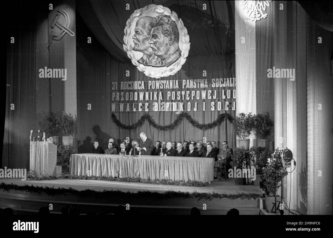 Warszawa, 1948-11-06. Obchody XXXI rocznicy rewolucji paŸdziernikowej. Uroczysta akademia w Teatrze Polskim. uroczystoœci prezydium przy stole m.in. Wiceminister obrony narodowej gen. Dywizji Marian Spychalski (2L), wicemarsza³ek Sejmu Ustawodawczego Roman Zambrowski (3L), ambasador ZSRR w Polsce Wiktor Lebiediew (4L), sprawiedliwoœci Henryk Œwi¹tkowski (5L) pe³ni¹cy funkcjê przewodnicz¹cego, ministro Rzythzymaki (6L), Townsko-PrzyjaŸni) il ministro komunikacji Jan Rabanowski (8L), uu PAP Varsavia, 6 novembre 1948. Cerimonie che segnano il 3 Foto Stock