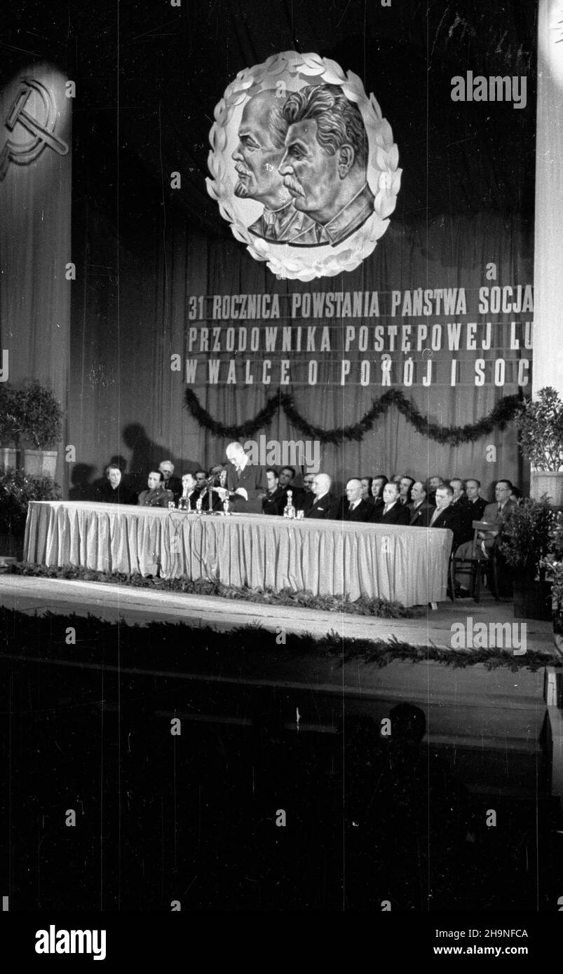 Warszawa, 1948-11-06. Obchody XXXI rocznicy rewolucji paŸdziernikowej. Uroczysta akademia w Teatrze Polskim. uroczystoœci prezydium przy stole m.in. Wiceminister obrony narodowej gen. Dywizji Marian Spychalski (2L), wicemarsza³ek Sejmu Ustawodawczego Roman Zambrowski (3L), ambasador ZSRR w Polsce Wiktor Lebiediew (4L), sprawiedliwoœci Henryk Œwi¹tkowski (5L) pe³ni¹cy funkcjê przewodnicz¹cego, ministro Rzythzymaki (6L), Townsko-PrzyjaŸni) il ministro komunikacji Jan Rabanowski (8L), uu PAP Varsavia, 6 novembre 1948. Cerimonie che segnano il 3 Foto Stock