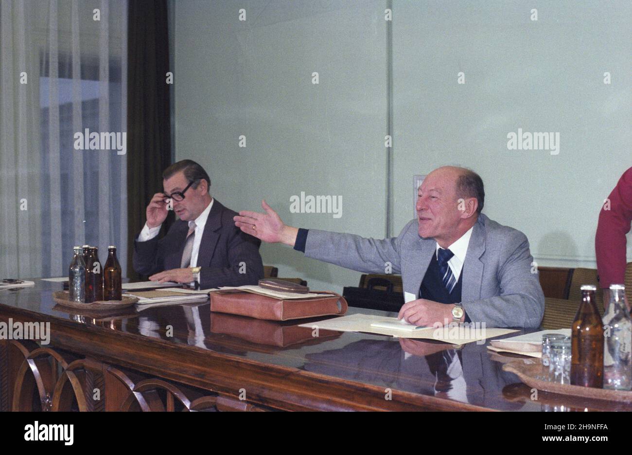 Warszawa 11,1983. XIV Plenum Komitetu Centralnego Polskiej Zjednoczonej Partii Robotniczej (18-19.11.1983). NZ. Sekretarz KC PZPR Miros³aw Milewski (P) i wicePremier ds. Ekonomicznych Zbigniew Messner (L). wb PAP/Jan Morek Varsavia, novembre 1983. La sessione plenaria del Comitato Centrale del Partito dei lavoratori Uniti polacco del 14th (18-19 novembre 1983). Nella foto: Segretario del Comitato Centrale del Partito dei lavoratori Uniti Polacco Miroslaw Milewski (R) e vice primo Ministro dell'economia Zbigniew Messner (L). wb PAP/Jan Morek Foto Stock