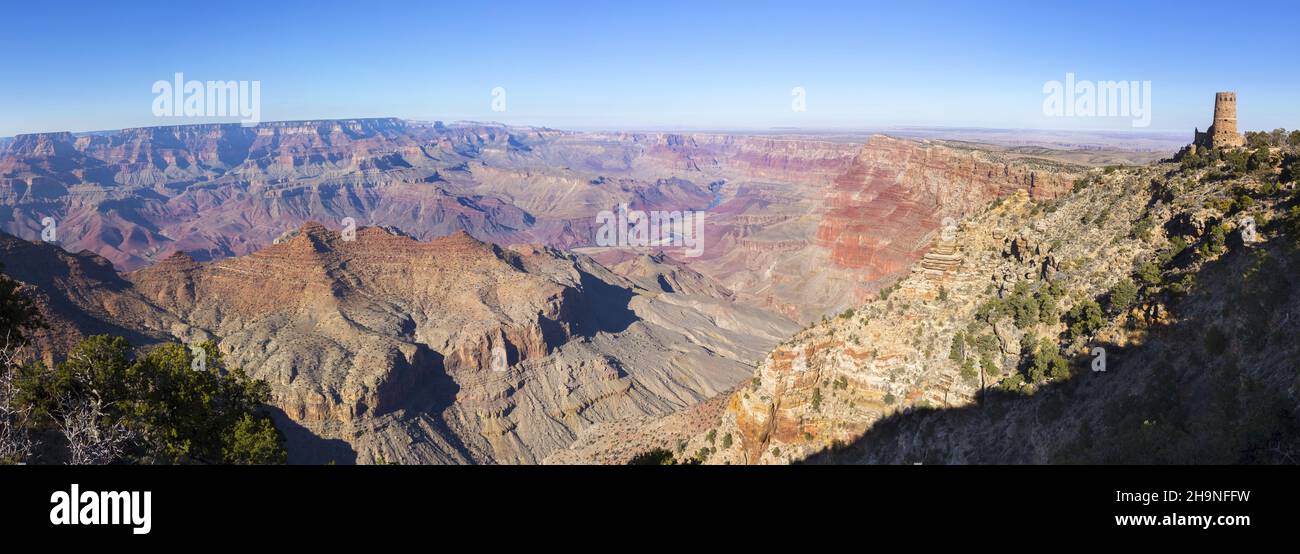 Vista panoramica panoramica del Parco Nazionale del Grand Canyon in Arizona USA dal South Rim con Torre di avvistamento del deserto in lontananza su Horizon Foto Stock