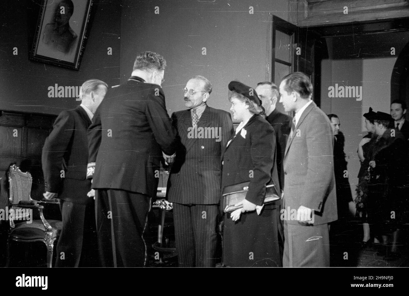 Warszawa, 1948-11-07. Z okazji XXXI rocznicy Wielkiej Rewolucji PaŸdziernikowej ambasador ZSRR Wiktor Lebiediew oraz jego ma³¿onka wydali w godzinach wieczornych przyjêcie w salonach ambasady. Wœród zaprotzonych goœci byli przedstawiciele naczelnych w³adz pañstwowych oraz cz³onkowie korpusu dyplomatycznego akredytowanego w Warszawie. NZ. Wiktor Lebiediew (2L), komendant g³ówny Milicji Obywatelskiej Franciszek JóŸwiak (3L), sekretarz Komitetu Warszawskiego PPR Jerzy Albrecht (6L) Varsavia, 7 novembre 1948. L'ambasciatore dell'Unione Sovietica Viktor Lebedev e sua moglie hanno tenuto un ricevimento all'em Foto Stock