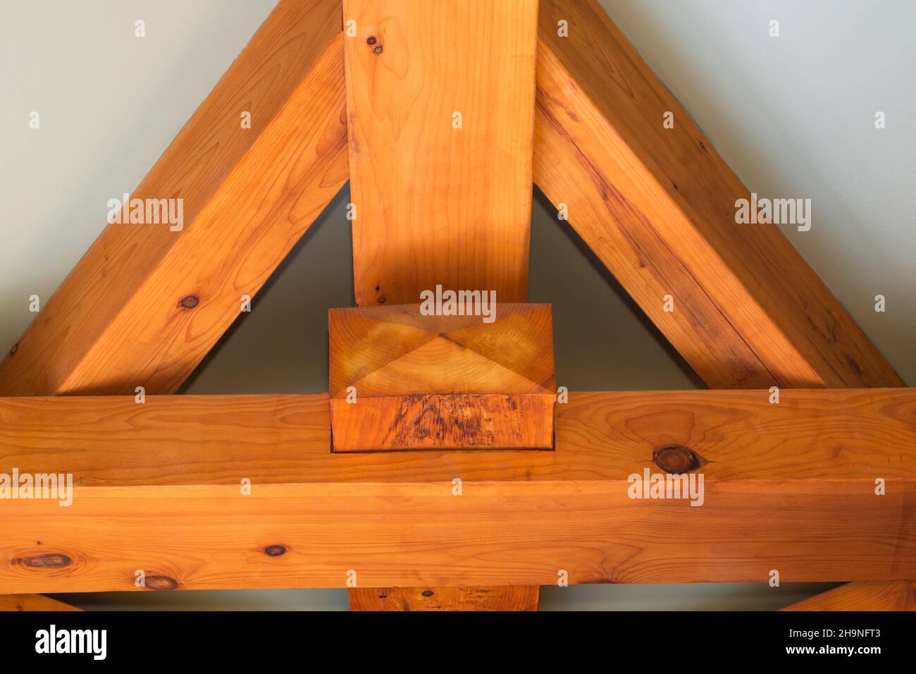 Giunzione a mortasa in travi con struttura in legno sul soffitto del bagno principale all'interno della casa con struttura in legno. Foto Stock