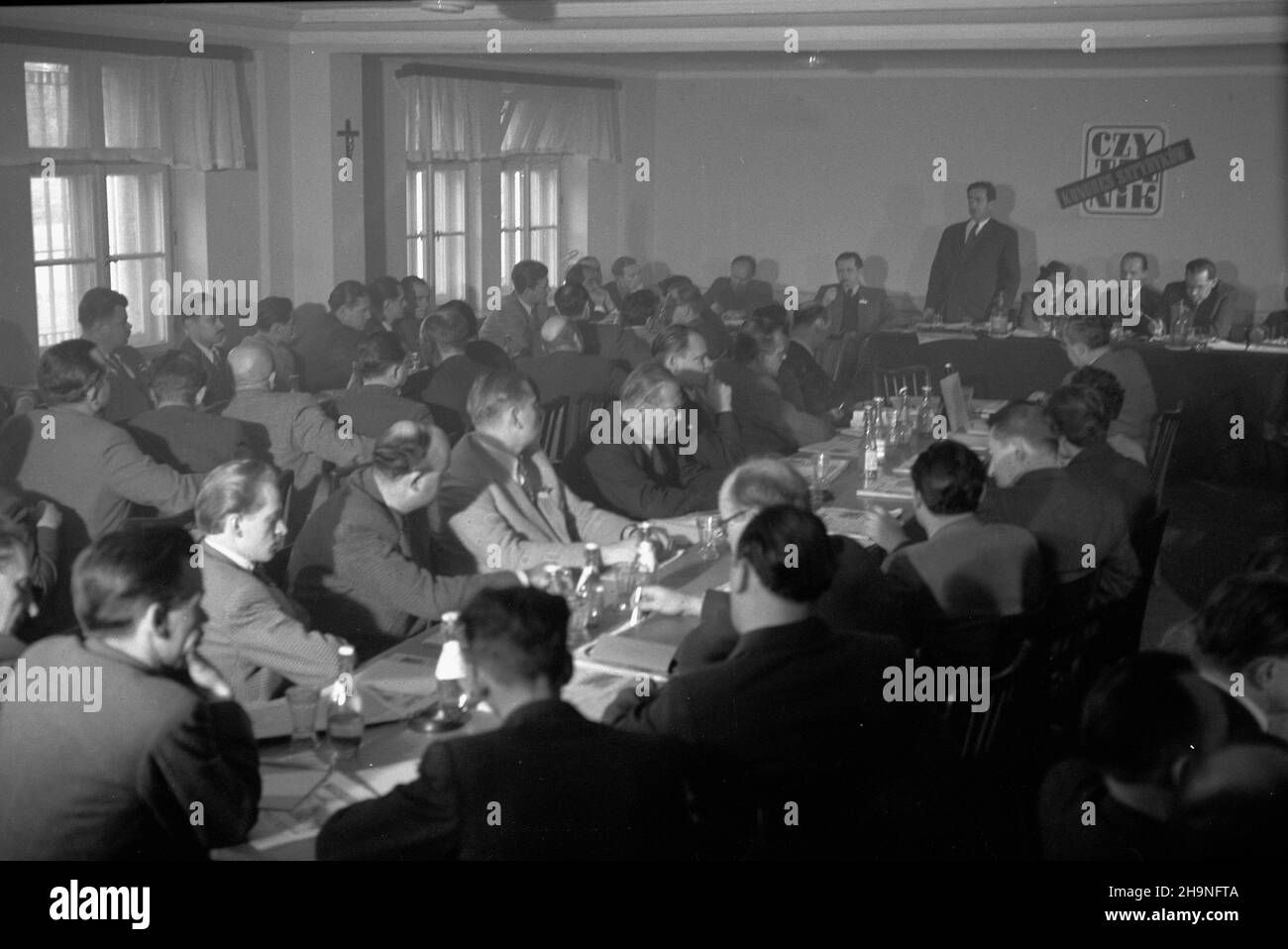 Warszawa, 1948-11-08. I Ogólnopolski Kongres Satyryków w sali YMCA (Young Men's Christian Association) przy ul. Krakowskie Przedmieœcie. sala obrad, w g³êbi w prezydium od lewej: Zbigniew Mitzner, Jerzy Borejsza (stoi), Mira Zimiñska-Sygietyñska, W³adys³aw Daszewski, Jerzy Pañski. uu PAP Varsavia, 8 novembre 1948. Il Congresso Nazionale dei Satisti del 1st presso la sala dell'Associazione cristiana dei giovani uomini in via Krakowskie Przedmiescie. Nella foto: I dibattiti; sullo sfondo nel presidio da sinistra - Zbigniew Mitzner, Jerzy Borejsza (in piedi), Mira Ziminska-Sygietynska, W³adys³aw Dasz Foto Stock