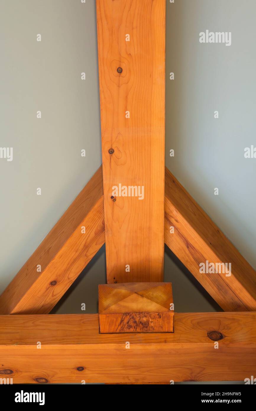 Giunzione a mortasa in travi con struttura in legno sul soffitto del bagno principale all'interno della casa con struttura in legno. Foto Stock