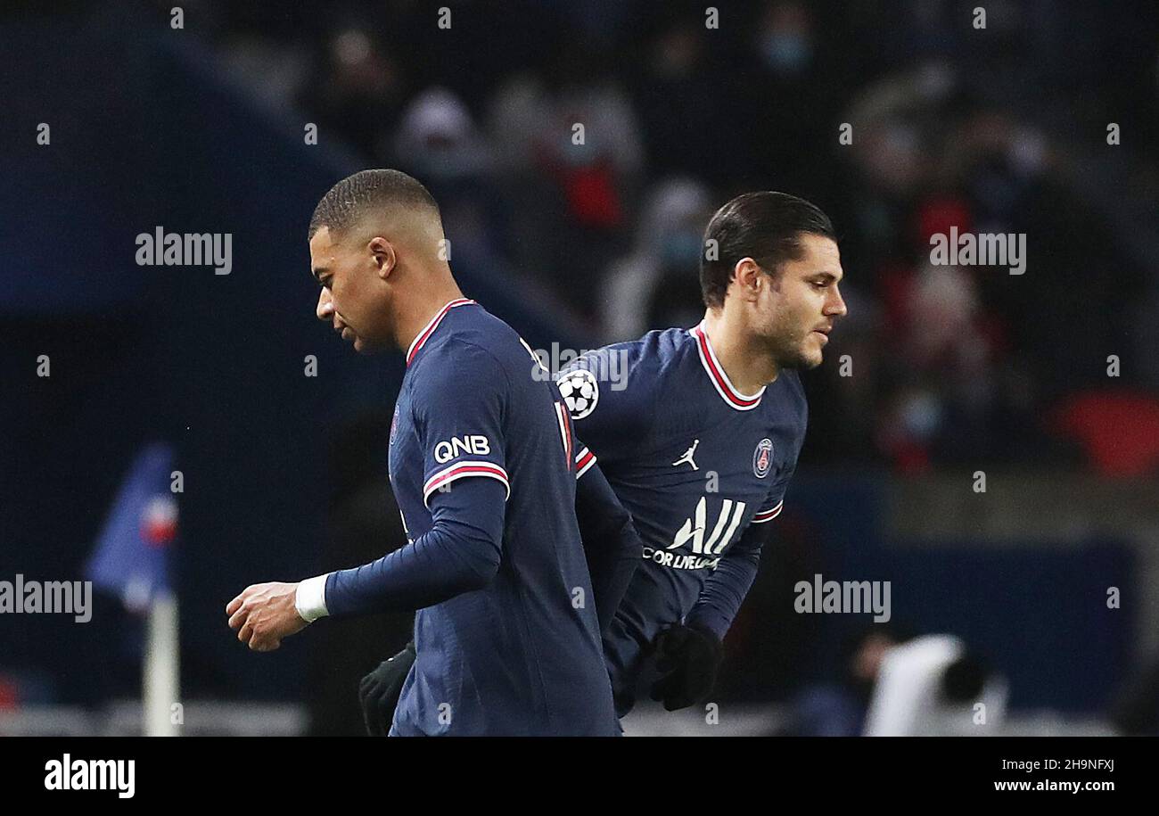 Parigi, Francia. 7th Dic 2021. Kylian Mbappe (L) e Mauro Icardi di Parigi Saint-Germain durante la UEFA Champions League Group Una partita di calcio tra Paris Saint-Germain e Club Brugge KV al Parc des Princes di Parigi, Francia, 7 dicembre 2021. Credit: Gao Jing/Xinhua/Alamy Live News Foto Stock