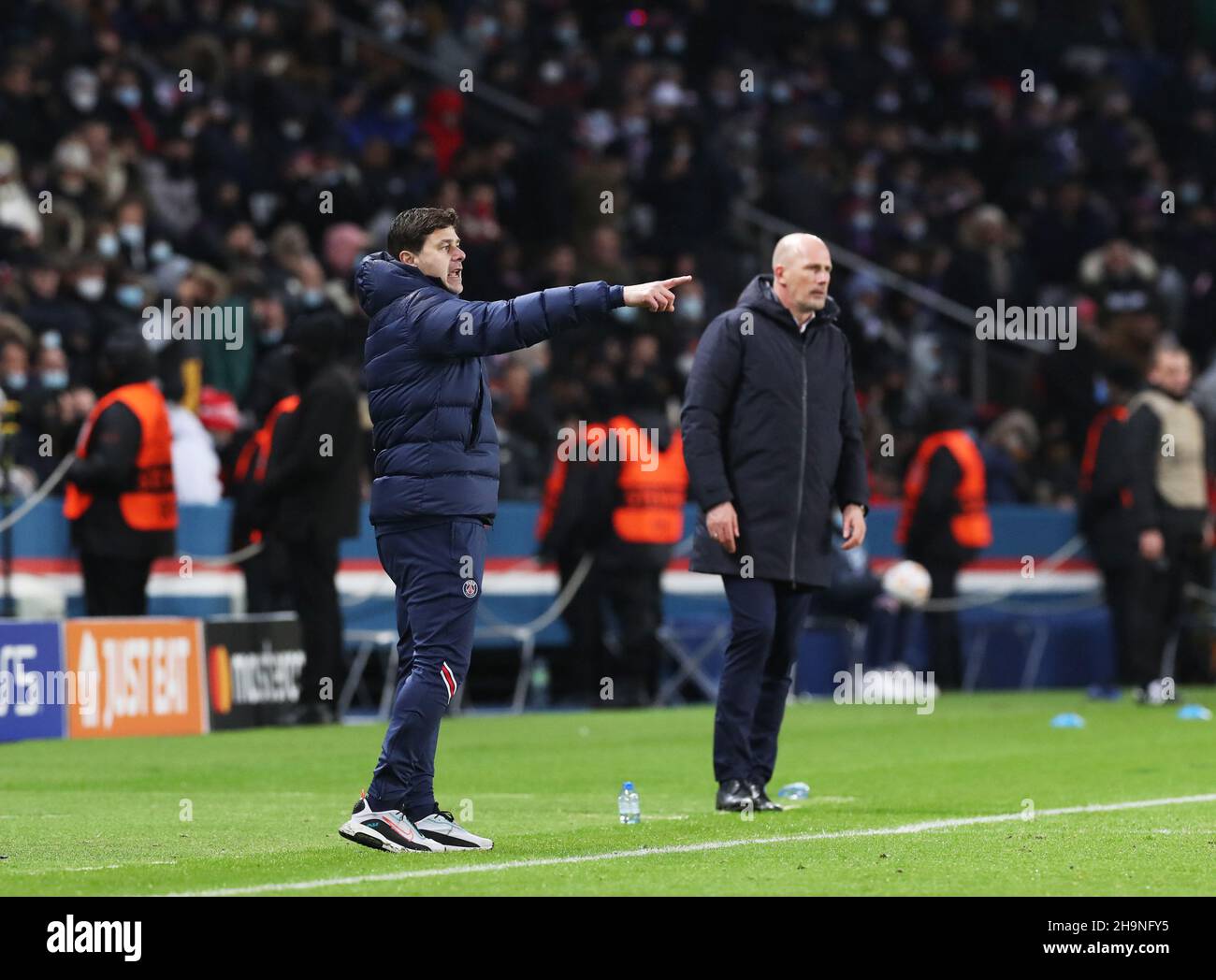 Parigi, Francia. 7th Dic 2021. Mauricio Pochettino (L), allenatore a Parigi Saint-Germain, e Philippe Clement, allenatore a capo del Club Brugge KV, reagiscono durante la UEFA Champions League Group Una partita di calcio tra Parigi Saint-Germain e il Club Brugge KV al Parc des Princes di Parigi, Francia, 7 dicembre 2021. Credit: Gao Jing/Xinhua/Alamy Live News Foto Stock