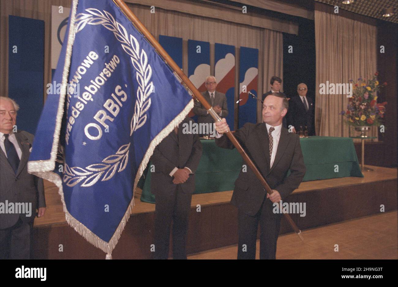 Warszawa 10,1983. W hotelu Victoria Intercontinental uroczyœcie obchodzono 60-lecie powstania Pañstwowego Przedsiêbiorstwa Orbis. wb PAP/Maciej Musia³ Dok³adny dzieñ wydarzenia nieustalony. Varsavia, ottobre 1983. Festeggiamenti del 60th anniversario dell'azienda turistica e alberghiera Orbis presso l'hotel Victoria Intercontinental. wb PAP/Maciej Musial Event Day sconosciuto Foto Stock