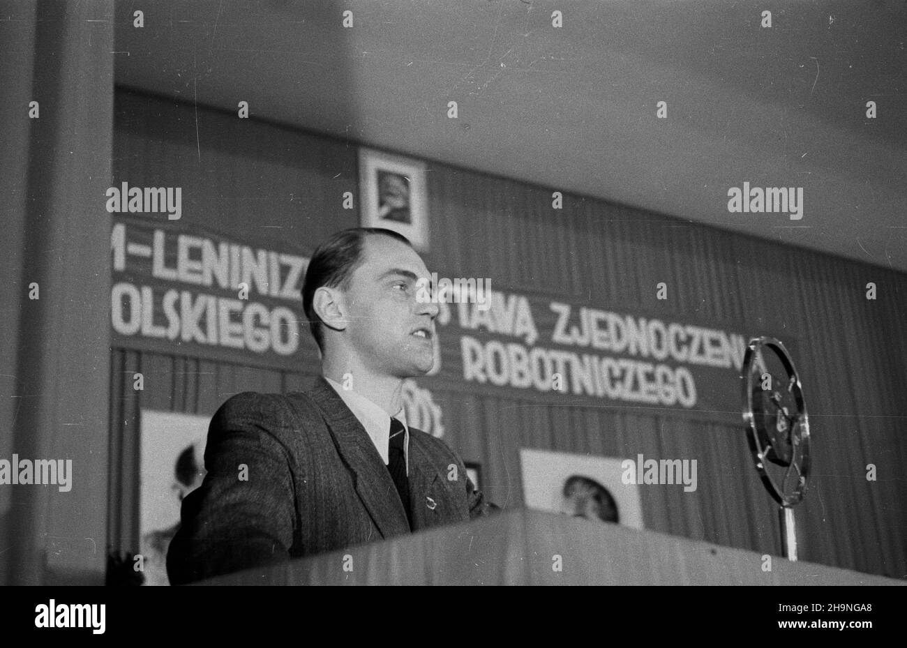 Warszawa, 1948-11-14. Obrady konferencji kó³ Polskiej Partii Robotniczej dzielnicy Warszawa-Po³udnie. Na konferencji wybrano delegatów na Kongres Zjednoczeniowy PPR i Polskiej Partii Socjalistycznej (PPS). NZ. Przemawia przewodnicz¹cy Centralnego Komitetu Jednoœci M³odzie¿y Janusz Zarzycki. bk PAP Varsavia, 14 novembre 1948. Dibattiti della conferenza dei circoli distrettuali del Partito operaio Polacco a Varsavia meridionale. La conferenza ha eletto delegati al Congresso di unificazione del Partito dei lavoratori polacchi e del Partito socialista polacco. Nell'immagine: Capo del Comitato per l'unità Centrale dei giovani Janusz Zarzycki spe Foto Stock
