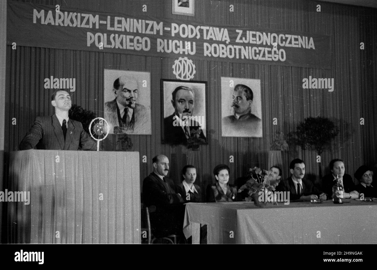 Warszawa, 1948-11-14. Obrady konferencji kó³ Polskiej Partii Robotniczej dzielnicy Warszawa-Po³udnie. Na konferencji wybrano delegatów na Kongres Zjednoczeniowy PPR i Polskiej Partii Socjalistycznej (PPS). NZ. Przemawia przewodnicz¹cy Centralnego Komitetu Jednoœci M³odzie¿y Janusz Zarzycki. bk PAP Varsavia, 14 novembre 1948. Dibattiti della conferenza dei circoli distrettuali del Partito operaio Polacco a Varsavia meridionale. La conferenza ha eletto delegati al Congresso di unificazione del Partito dei lavoratori polacchi e del Partito socialista polacco. Nell'immagine: Capo del Comitato per l'unità Centrale dei giovani Janusz Zarzycki spe Foto Stock