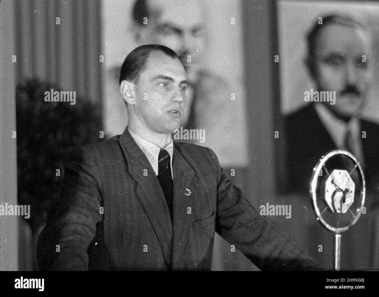 Warszawa, 1948-11-14. Obrady konferencji kó³ Polskiej Partii Robotniczej dzielnicy Warszawa-Po³udnie. Na konferencji wybrano delegatów na Kongres Zjednoczeniowy PPR i Polskiej Partii Socjalistycznej (PPS). NZ. Przemawia przewodnicz¹cy Centralnego Komitetu Jednoœci M³odzie¿y Janusz Zarzycki. bk PAP Varsavia, 14 novembre 1948. Dibattiti della conferenza dei circoli distrettuali del Partito operaio Polacco a Varsavia meridionale. La conferenza ha eletto delegati al Congresso di unificazione del Partito dei lavoratori polacchi e del Partito socialista polacco. Nell'immagine: Capo del Comitato per l'unità Centrale dei giovani Janusz Zarzycki spe Foto Stock