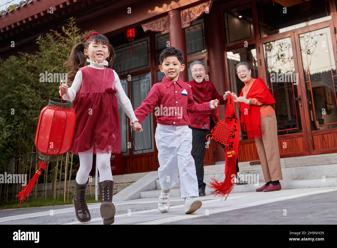 I bambini felici che giocano a Chase festeggiano il nuovo anno Foto Stock