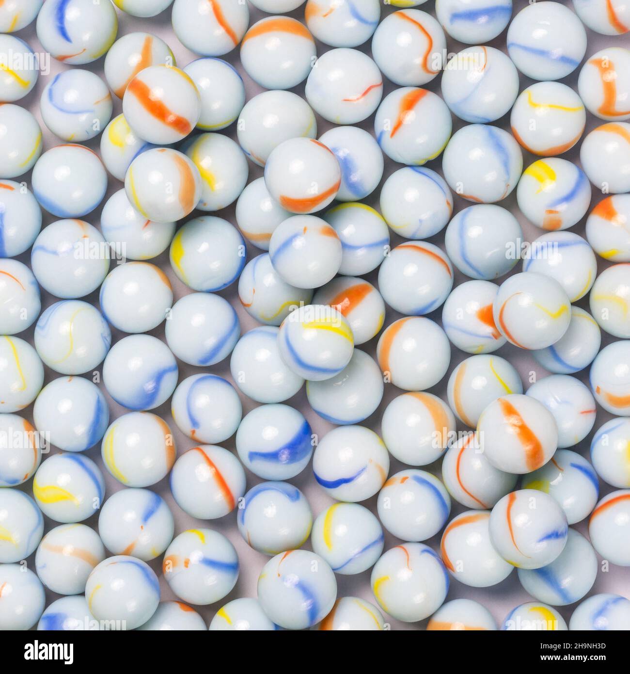 sfere di cristallo bianco bluastro, trama di sfondo di marmi colorati, carta da parati o sfondo per la progettazione del primo piano preso dall'alto Foto Stock