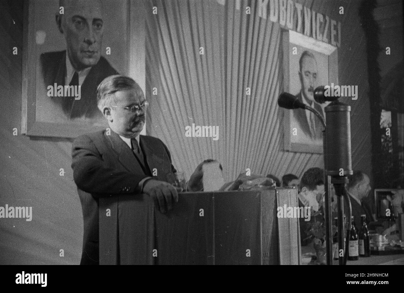 Wroc³aw, 1948-11-28. Wybór delegatów na Kongres Zjednozeniowy Polskiej Partii Socjalistycznej i Polskiej Partii Robotniczej przez Miejska Konferencjê PPR We Wroc³awiu. Delegatami zostali m.in.: Ministro przemys³u i handlu Hilary MiNC, prezes Spó³dzielni Wydawniczo-Oœwiatowej Czytelnik Jerzy Borejsza, i sekretarz KW PPR W³adys³aw Matwin, sekretarz KM PPR Boles³aw Geraga, przodicy Jan Wojciszek z fabryki Archimedes, Leon Wojdak-Anna Toporaz B¹k NZ. ministro MiNC wyg³osi³ przemówienie pt. Od polski demokracji ludowej do polski Foto Stock
