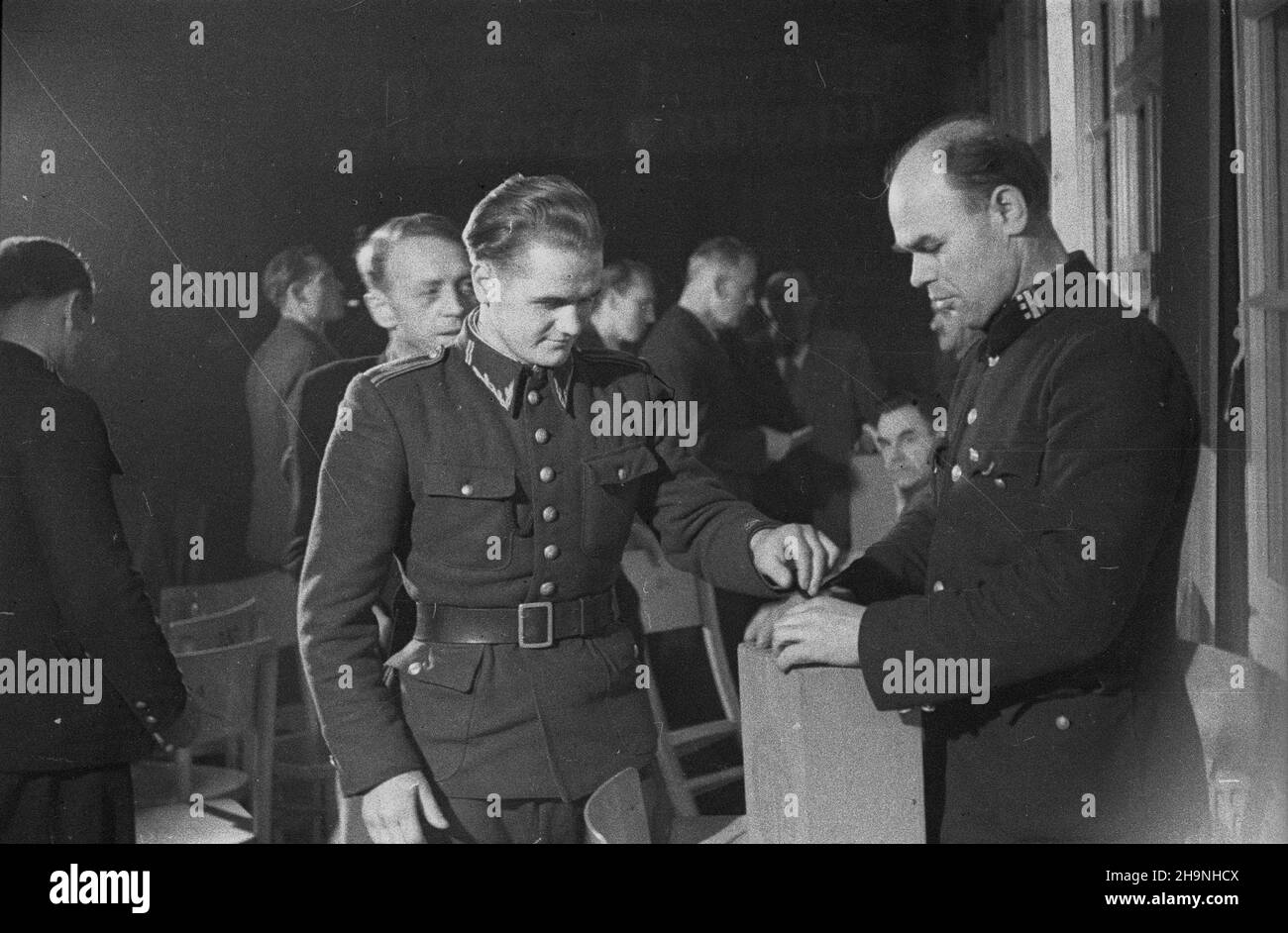 Wroc³aw, 1948-11-28. Wybór delegatów na Kongres Zjednozeniowy Polskiej Partii Socjalistycznej i Polskiej Partii Robotniczej przez Miejska Konferencjê PPR We Wroc³awiu. Delegatami zostali m.in.: Ministro przemys³u i handlu Hilary MiNC, prezes Spó³dzielni Wydawniczo-Oœwiatowej Czytelnik Jerzy Borejsza, i sekretarz KW PPR W³adys³aw Matwin, sekretarz KM PPR Boles³aw Geraga, przodicy Jan Wojciszek z fabryki Archimedes, Leon Wojdak-Anna Toporaz B¹k NZ. g³osowanie. uu PAP Wroclaw, 28 novembre 1948. La Conferenza Comunale PPR in Foto Stock