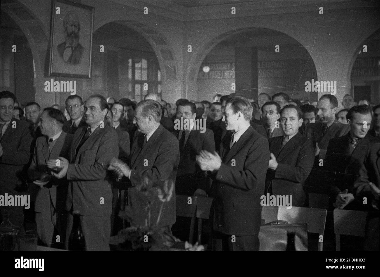 Wroc³aw, 1948-11-28. Wybór delegatów na Kongres Zjednozeniowy Polskiej Partii Socjalistycznej i Polskiej Partii Robotniczej przez Miejska Konferencjê PPR We Wroc³awiu. Delegatami zostali m.in.: Ministro przemys³u i handlu Hilary MiNC (w pierwszym rzêdzie, 2P), prezes Spó³dzielni Wydawniczo-Oœwiatowej Czytelnik Jerzy Borejsza (w pierwszym rzêdzie 1L), i sekretarz KW PPR W³adys³aw Matwin, sekretarz KM PPR Boles³aw Geraga, przoudzocek downzaficy Jan Wojákraz Stefania Eromaniuk i Anna B¹k. uu PAP Wroclaw, 28 novembre 194 Foto Stock