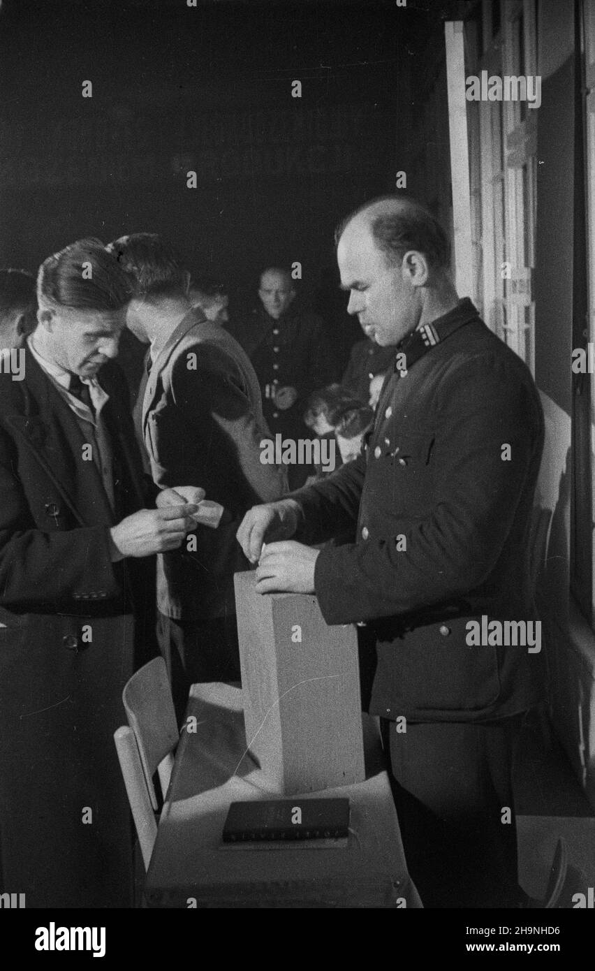 Wroc³aw, 1948-11-28. Wybór delegatów na Kongres Zjednozeniowy Polskiej Partii Socjalistycznej i Polskiej Partii Robotniczej przez Miejska Konferencjê PPR We Wroc³awiu. Delegatami zostali m.in.: Ministro przemys³u i handlu Hilary MiNC, prezes Spó³dzielni Wydawniczo-Oœwiatowej Czytelnik Jerzy Borejsza, i sekretarz KW PPR W³adys³aw Matwin, sekretarz KM PPR Boles³aw Geraga, przodicy Jan Wojciszek z fabryki Archimedes, Leon Wojdak-Anna Toporaz B¹k NZ. g³osowanie. uu PAP Wroclaw, 28 novembre 1948. La Conferenza Comunale PPR in Foto Stock