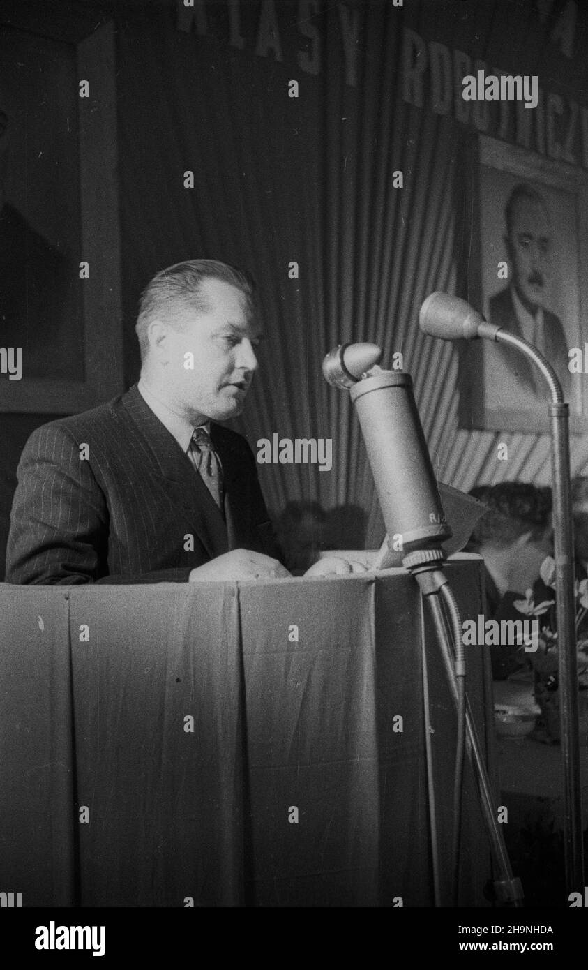 Wroc³aw, 1948-11-28. Wybór delegatów na Kongres Zjednozeniowy Polskiej Partii Socjalistycznej i Polskiej Partii Robotniczej przez Miejska Konferencjê PPR We Wroc³awiu. Delegatami zostali m.in.: il ministro przemys³u i handlu Hilary MiNC, prezes Spó³dzielni Wydawniczo-Oœwiatowej Czytelnik Jerzy Borejsza, i sekretarz KW PPR W³adys³aw Matwin, sekretarz KM PPR Boles³aw Geraga, przodicy Jan Wojciszek z fabryki Archimedes, Leon Wojdak z Pafawag-i-Toporaz B¹k, Anna Eprónaz 28, Eprórónaz 1948. La Conferenza Comunale PPR a Wroclaw elegge d Foto Stock