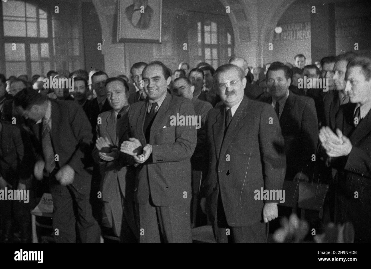 Wroc³aw, 1948-11-28. Wybór delegatów na Kongres Zjednozeniowy Polskiej Partii Socjalistycznej i Polskiej Partii Robotniczej przez Miejska Konferencjê PPR We Wroc³awiu. Delegatami zostali m.in.: Ministro przemys³u i handlu Hilary MiNC (w pierwszym rzêdzie, 2P), prezes Spó³dzielni Wydawniczo-Oœwiatowej Czytelnik Jerzy Borejsza, i sekretarz KW PPR W³adys³aw Matwin, sekretarz KM PPR Boles³aw Geraga, przodicy Jan Wojciszek z, Anna Topafryzak Stefania Eromaniuk i Anna B¹k. uu PAP Wroclaw, 28 novembre 1948. Il comune di PPR Conf Foto Stock