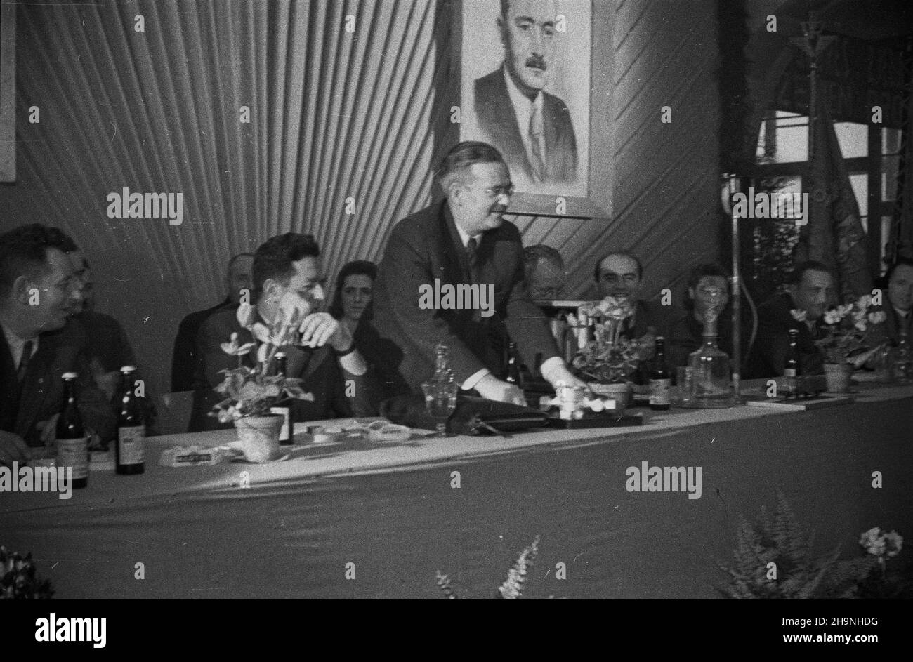 Wroc³aw, 1948-11-28. Wybór delegatów na Kongres Zjednozeniowy Polskiej Partii Socjalistycznej i Polskiej Partii Robotniczej przez Miejska Konferencjê PPR We Wroc³awiu. Delegatami zostali m.in.: Ministro przemys³u i handlu Hilary MiNC (3L), prezes Spó³dzielni Wydawniczo-Oœwiatowej Czytelnik Jerzy Borejsza (2L), i sekretarz KW PPR W³adys³aw Matwin, sekretarz KM PPR Boles³aw Geraga, przodicy Jan Wojciszek z fabryki Archimede, Anna Toforjaq-ZOmaz Stefania Eromaniuk i Anna B¹k. uu PAP Wroclaw, 28 novembre 1948. La Conferenza Comunale PPR a Wrocla Foto Stock