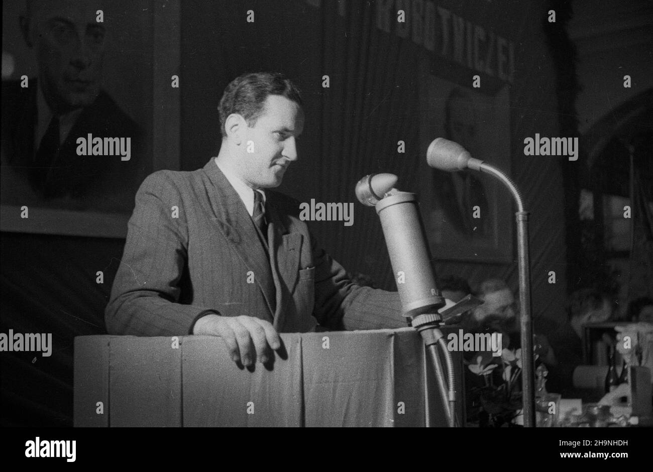 Wroc³aw, 1948-11-28. Wybór delegatów na Kongres Zjednozeniowy Polskiej Partii Socjalistycznej i Polskiej Partii Robotniczej przez Miejska Konferencjê PPR We Wroc³awiu. Delegatami zostali m.in.: Ministro przemys³u i handlu Hilary MiNC, prezes Spó³dzielni Wydawniczo-Oœwiatowej Czytelnik Jerzy Borejsza, i sekretarz KW PPR W³adys³aw Matwin, sekretarz KM PPR Boles³aw Geraga, przodicy Jan Wojciszek z fabryki Archimedes, Leon Wojdak-Anna Toporaz B¹k NZ. Pisarz, felietonista i scenarzysta filmowy Stanis³aw Dygat. uu PAP Wroclaw, Foto Stock