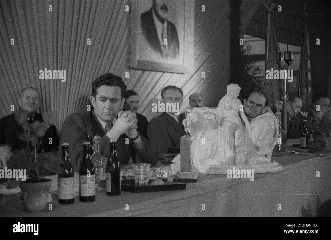 Wroc³aw, 1948-11-28. Wybór delegatów na Kongres Zjednozeniowy Polskiej Partii Socjalistycznej i Polskiej Partii Robotniczej przez Miejska Konferencjê PPR We Wroc³awiu. Delegatami zostali m.in.: Ministro przemys³u i handlu Hilary MiNC, prezes Spó³dzielni Wydawniczo-Oœwiatowej Czytelnik Jerzy Borejsza, i sekretarz KW PPR W³adys³aw Matwin, sekretarz KM PPR Boles³aw Geraga, przodicy Jan Wojciszek z fabryki Archimedes, Leon Wojdak-Anna Toporaz B¹k NZ. m.in. Prezes Borejsza (2L), który wyg³osi³ przemówienie pt. Nowa szko³a i kultu Foto Stock