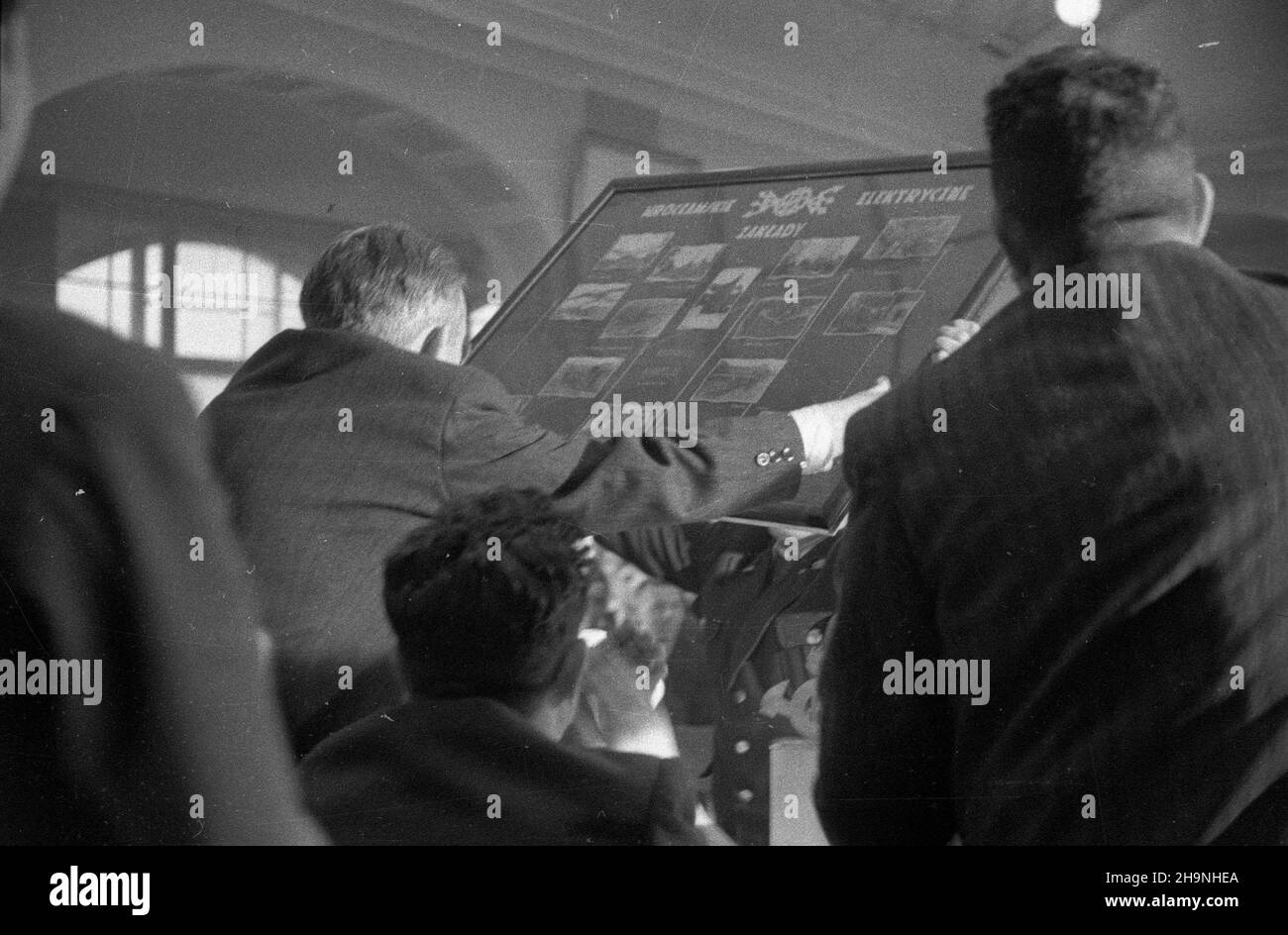 Wroc³aw, 1948-11-28. Wybór delegatów na Kongres Zjednozeniowy Polskiej Partii Socjalistycznej i Polskiej Partii Robotniczej przez Miejska Konferencjê PPR We Wroc³awiu. Delegatami zostali m.in.: Ministro przemys³u i handlu Hilary MiNC, prezes Spó³dzielni Wydawniczo-Oœwiatowej Czytelnik Jerzy Borejsza, i sekretarz KW PPR W³adys³aw Matwin, sekretarz KM PPR Boles³aw Geraga, przodicy Jan Wojciszek z fabryki Archimedes, Leon Wojdak-Anna Toporaz B¹k NZ. ministro MiNC (L) otrzyma³ od pracowników Pafawag-u, Fabryki Obrabiarek i Wodom Foto Stock