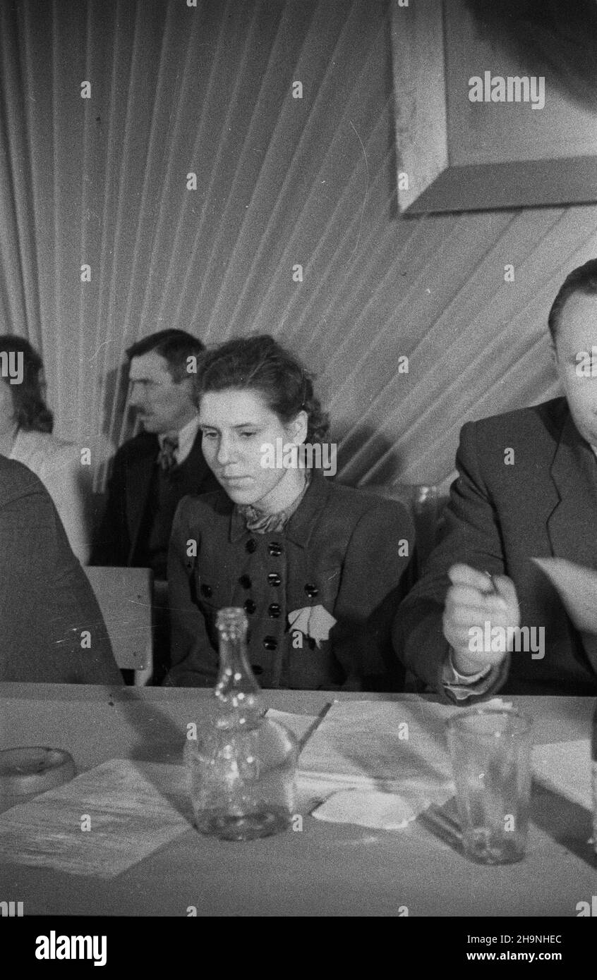 Wroc³aw, 1948-11-28. Wybór delegatów na Kongres Zjednozeniowy Polskiej Partii Socjalistycznej i Polskiej Partii Robotniczej przez Miejska Konferencjê PPR We Wroc³awiu. Delegatami zostali m.in.: il ministro przemys³u i handlu Hilary MiNC, prezes Spó³dzielni Wydawniczo-Oœwiatowej Czytelnik Jerzy Borejsza, i sekretarz KW PPR W³adys³aw Matwin, sekretarz KM PPR Boles³aw Geraga, przodicy Jan Wojciszek z fabryki Archimedes, Leon Wojdak z Pafawag-i-Toporaz B¹k, Anna Eprónaz 28, Eprórónaz 1948. La Conferenza Comunale PPR a Wroclaw elegge d Foto Stock