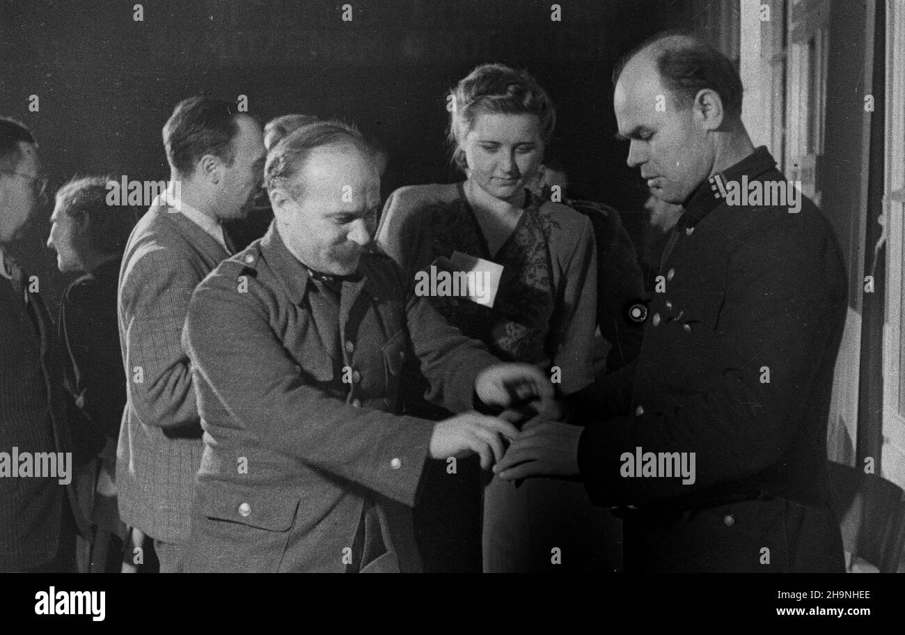 Wroc³aw, 1948-11-28. Wybór delegatów na Kongres Zjednozeniowy Polskiej Partii Socjalistycznej i Polskiej Partii Robotniczej przez Miejska Konferencjê PPR We Wroc³awiu. Delegatami zostali m.in.: Ministro przemys³u i handlu Hilary MiNC, prezes Spó³dzielni Wydawniczo-Oœwiatowej Czytelnik Jerzy Borejsza, i sekretarz KW PPR W³adys³aw Matwin, sekretarz KM PPR Boles³aw Geraga, przodicy Jan Wojciszek z fabryki Archimedes, Leon Wojdak-Anna Toporaz B¹k NZ. g³osowanie. uu PAP Wroclaw, 28 novembre 1948. La Conferenza Comunale PPR in Foto Stock
