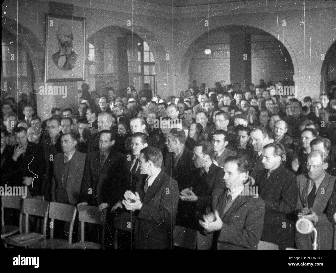 Wroc³aw, 1948-11-28. Konferencja Komitetu Miejskiego Polskiej Partii Robotniczej (KM PPR), na której wybrano delegatów na Kongres Zjednoczeniowy PPR i PPS. Delegatami zostali m.in.: Ministro przemys³u i handlu Hilary MiNC, przodownik pracy z Fabryki Archimedes, Jan Wojcieszek, prezes wydawnittha Czytelnik Jerzy Borejsza, i sekretarz KW PPR W³adys³aw Matwin, przodownik pracy z PAWAG-PR León Boles³aw PRETÁLKA Stanis³aw Pálaga Pálaga Wroclaw, 28 novembre 1948. Una conferenza del Comitato cittadino del Partito Socialista Polacco (PPS) elegge delegati ad una C. Foto Stock