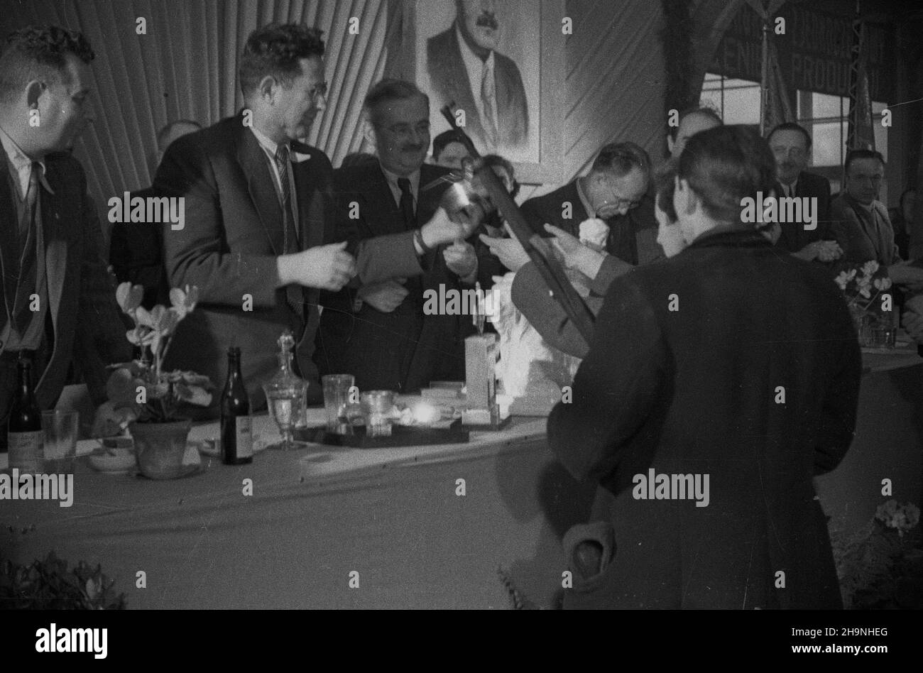 Wroc³aw, 1948-11-28. Wybór delegatów na Kongres Zjednozeniowy Polskiej Partii Socjalistycznej i Polskiej Partii Robotniczej przez Miejska Konferencjê PPR We Wroc³awiu. Delegatami zostali m.in.: Ministro przemys³u i handlu Hilary MiNC, prezes Spó³dzielni Wydawniczo-Oœwiatowej Czytelnik Jerzy Borejsza (2L), i sekretarz KW PPR W³adys³aw Matwin, sekretarz KM PPR Boles³aw Geraga, przodicy Jan Wojciszek z fabryki Archimedes, Leon Topjánek i Epakraz B¹k NZ. ministro MiNC (3L) otrzyma³ od pracowników Pafawag-u, Fabryki Obrabiarek i Foto Stock