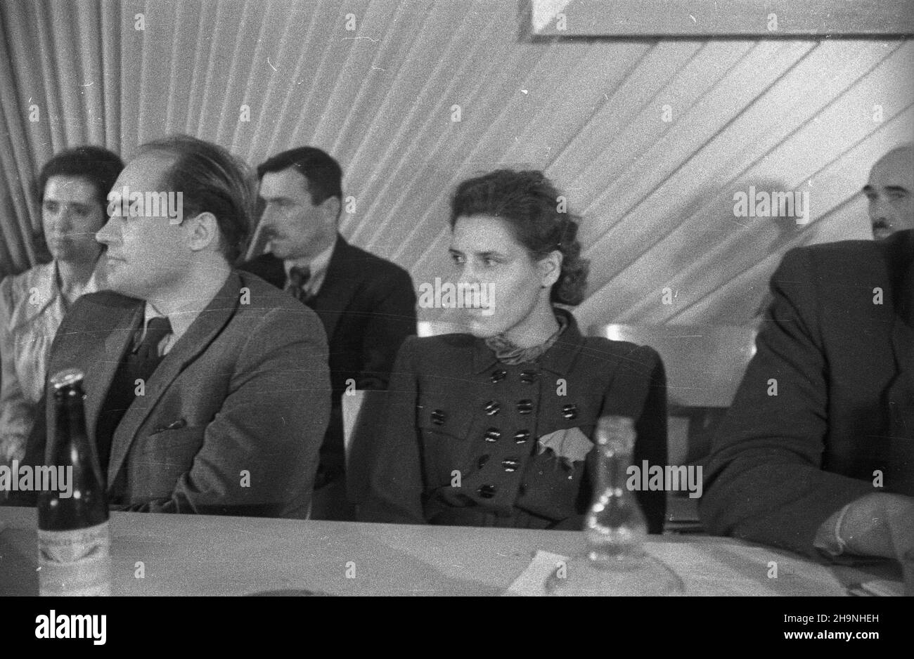 Wroc³aw, 1948-11-28. Wybór delegatów na Kongres Zjednozeniowy Polskiej Partii Socjalistycznej i Polskiej Partii Robotniczej przez Miejska Konferencjê PPR We Wroc³awiu. Delegatami zostali m.in.: il ministro przemys³u i handlu Hilary MiNC, prezes Spó³dzielni Wydawniczo-Oœwiatowej Czytelnik Jerzy Borejsza, i sekretarz KW PPR W³adys³aw Matwin, sekretarz KM PPR Boles³aw Geraga, przodicy Jan Wojciszek z fabryki Archimedes, Leon Wojdak z Pafawag-i-Toporaz B¹k, Anna Eprónaz 28, Eprórónaz 1948. La Conferenza Comunale PPR a Wroclaw elegge d Foto Stock