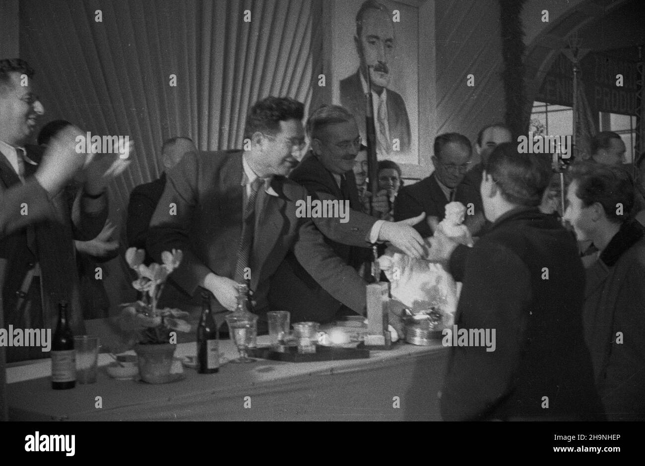 Wroc³aw, 1948-11-28. Wybór delegatów na Kongres Zjednozeniowy Polskiej Partii Socjalistycznej i Polskiej Partii Robotniczej przez Miejska Konferencjê PPR We Wroc³awiu. Delegatami zostali m.in.: Ministro przemys³u i handlu Hilary MiNC, prezes Spó³dzielni Wydawniczo-Oœwiatowej Czytelnik Jerzy Borejsza (2L), i sekretarz KW PPR W³adys³aw Matwin, sekretarz KM PPR Boles³aw Geraga, przodicy Jan Wojciszek z fabryki Archimedes, Leon Topjánek i Epakraz B¹k NZ. ministro MiNC (3L) otrzyma³ od pracowników Pafawag-u, Fabryki Obrabiarek i Foto Stock