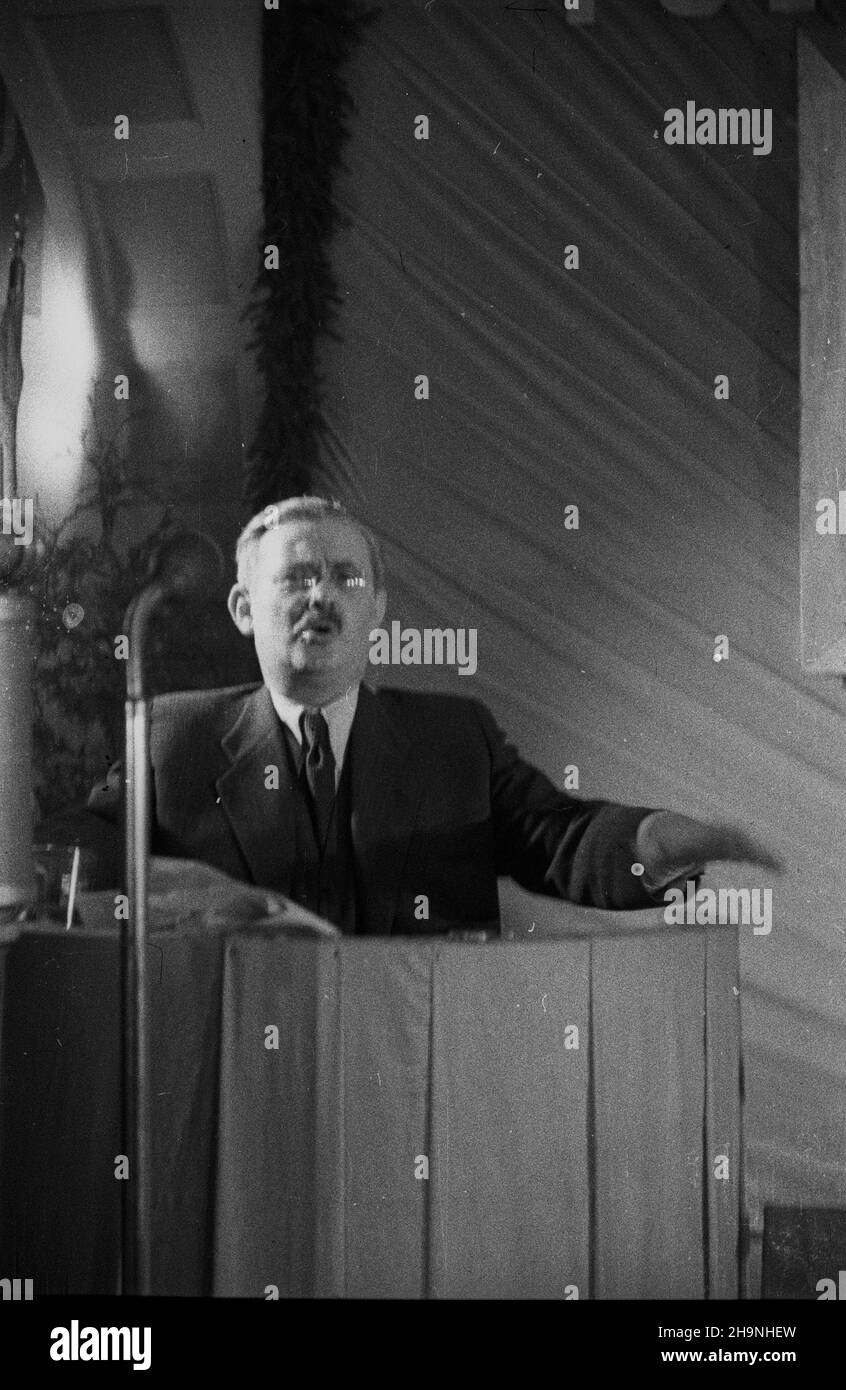 Wroc³aw, 1948-11-28. Wybór delegatów na Kongres Zjednozeniowy Polskiej Partii Socjalistycznej i Polskiej Partii Robotniczej przez Miejska Konferencjê PPR We Wroc³awiu. Delegatami zostali m.in.: Ministro przemys³u i handlu Hilary MiNC, prezes Spó³dzielni Wydawniczo-Oœwiatowej Czytelnik Jerzy Borejsza, i sekretarz KW PPR W³adys³aw Matwin, sekretarz KM PPR Boles³aw Geraga, przodicy Jan Wojciszek z fabryki Archimedes, Leon Wojdak-Anna Toporaz B¹k NZ. ministro MiNC wyg³osi³ przemówienie pt. Od polski demokracji ludowej do polski Foto Stock