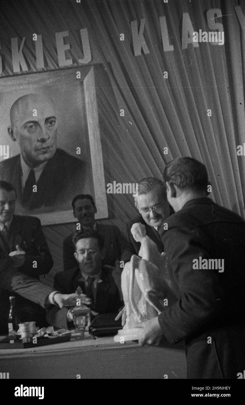 Wroc³aw, 1948-11-28. Wybór delegatów na Kongres Zjednozeniowy Polskiej Partii Socjalistycznej i Polskiej Partii Robotniczej przez Miejska Konferencjê PPR We Wroc³awiu. Delegatami zostali m.in.: Ministro przemys³u i handlu Hilary MiNC (2P), prezes Spó³dzielni Wydawniczo-Oœwiatowej Czytelnik Jerzy Borejsza (3P, siedzi), i sekretarz KW PPR W³adys³aw Matwin, sekretarz KM PPR Boles³aw Geraga, przoddownpracy Jan Wojciszek fabz ryki, León-Topajódajoraz Stefania Eromaniuk i Anna B¹k. uu PAP Wroclaw, 28 novembre 1948. La Conferenza Comunale PPR i Foto Stock