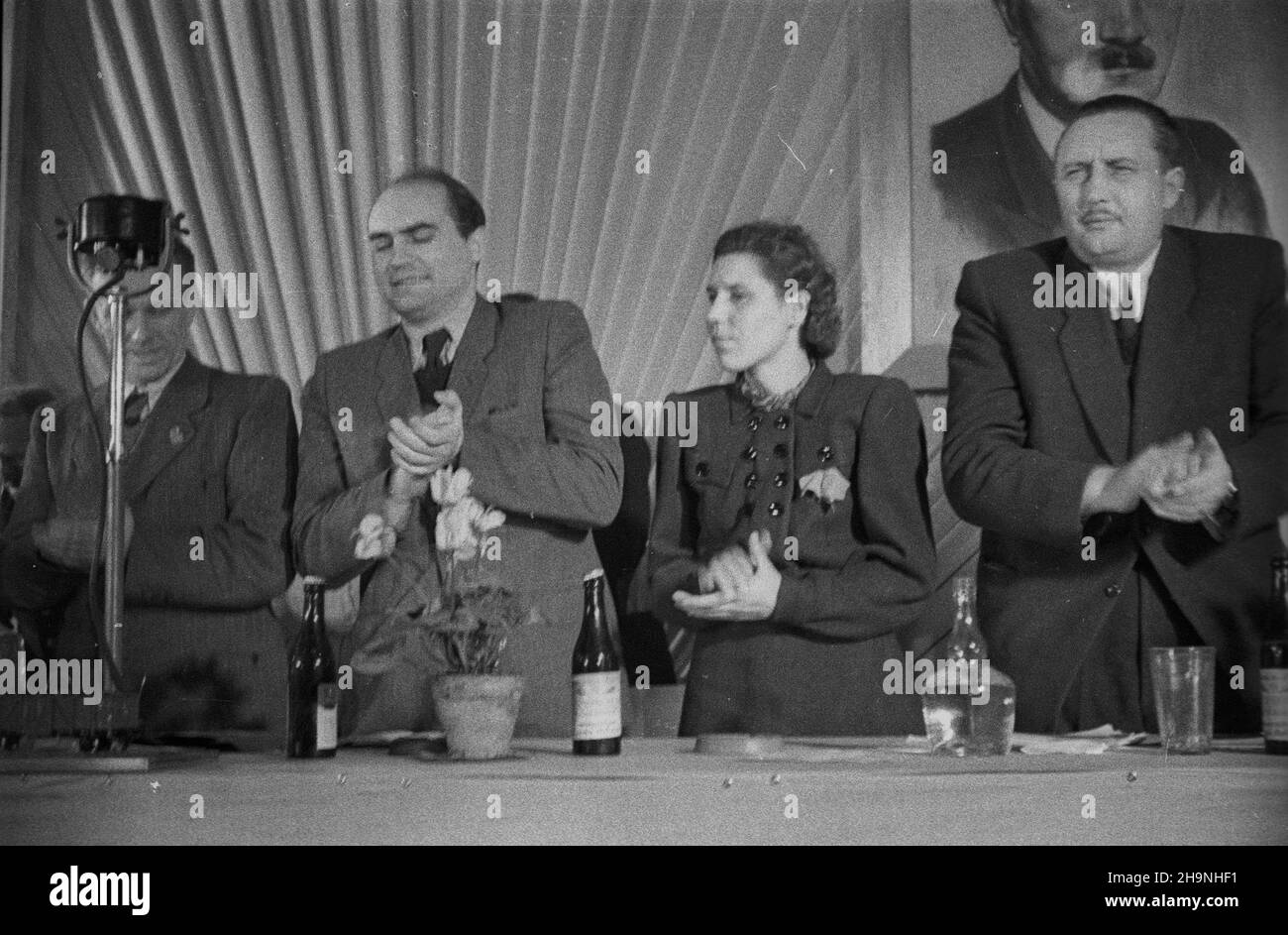 Wroc³aw, 1948-11-28. Wybór delegatów na Kongres Zjednozeniowy Polskiej Partii Socjalistycznej i Polskiej Partii Robotniczej przez Miejska Konferencjê PPR We Wroc³awiu. Delegatami zostali m.in.: il ministro przemys³u i handlu Hilary MiNC, prezes Spó³dzielni Wydawniczo-Oœwiatowej Czytelnik Jerzy Borejsza, i sekretarz KW PPR W³adys³aw Matwin, sekretarz KM PPR Boles³aw Geraga, przodicy Jan Wojciszek z fabryki Archimedes, Leon Wojdak z Pafawag-i-Toporaz B¹k, Anna Eprónaz 28, Eprórónaz 1948. La Conferenza Comunale PPR a Wroclaw elegge d Foto Stock