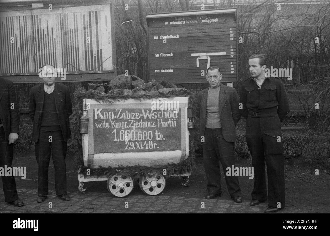 Zabrze, 1948-11-29. O godzinie 8,40 odœwiêtnie udekorowany wózek wywióz³ z kopalni Zabrze-Wschód ostarnie kilogramy wêgla, potrzebne do wykonania rocznego planu wydobycia kopalni. Wydobycie 1 660 680 ton wêgla w terminie o miesi¹c wczeœniej ni¿ koniec roku, stanowi³o symbol uczczenia Kongreu Zjednoczeniowego partii robotniczych: Polskiej Partii Robotniczej i Polskiej Partii Socjalistycznej. NZ. Practownicy amministracji kopalni przy ostatnim wózku wêgla. uu PAP Zabrze, 29 novembre 1948. Un carrello decorato che prende fuori gli ultimi chilogrammi di carbone ha avuto bisogno di eseguire il piano annuale di produzione dal Foto Stock