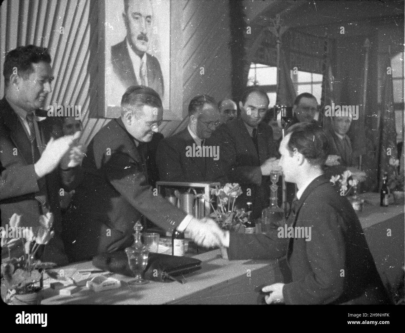 Wroc³aw, 1948-11-28. Konferencja Komitetu Miejskiego Polskiej Partii Robotniczej (KM PPR), na której wybrano delegatów na Kongres Zjednoczeniowy PPR i PPS. Delegatami zostali m.in.: Ministro przemys³u i handlu Hilary MiNC, przodownik pracy z Fabryki Archimedes, Jan Wojcieszek, prezes wydawnittha Czytelnik Jerzy Borejsza, i sekretarz KW PPR W³adys³aw Matwin, przodownik pracy z PAFAWAG-PR León Boles³aw, Wrálkarz Stanis³aw, Pajk, León Pajarz. NZ. w prezydium m.in.: Hilary MiNC (2L) i Jerzy Borejsza (1L). mta PAP Wroclaw, 28 novembre 1948. Una conferenza del Comitato comunale di t Foto Stock