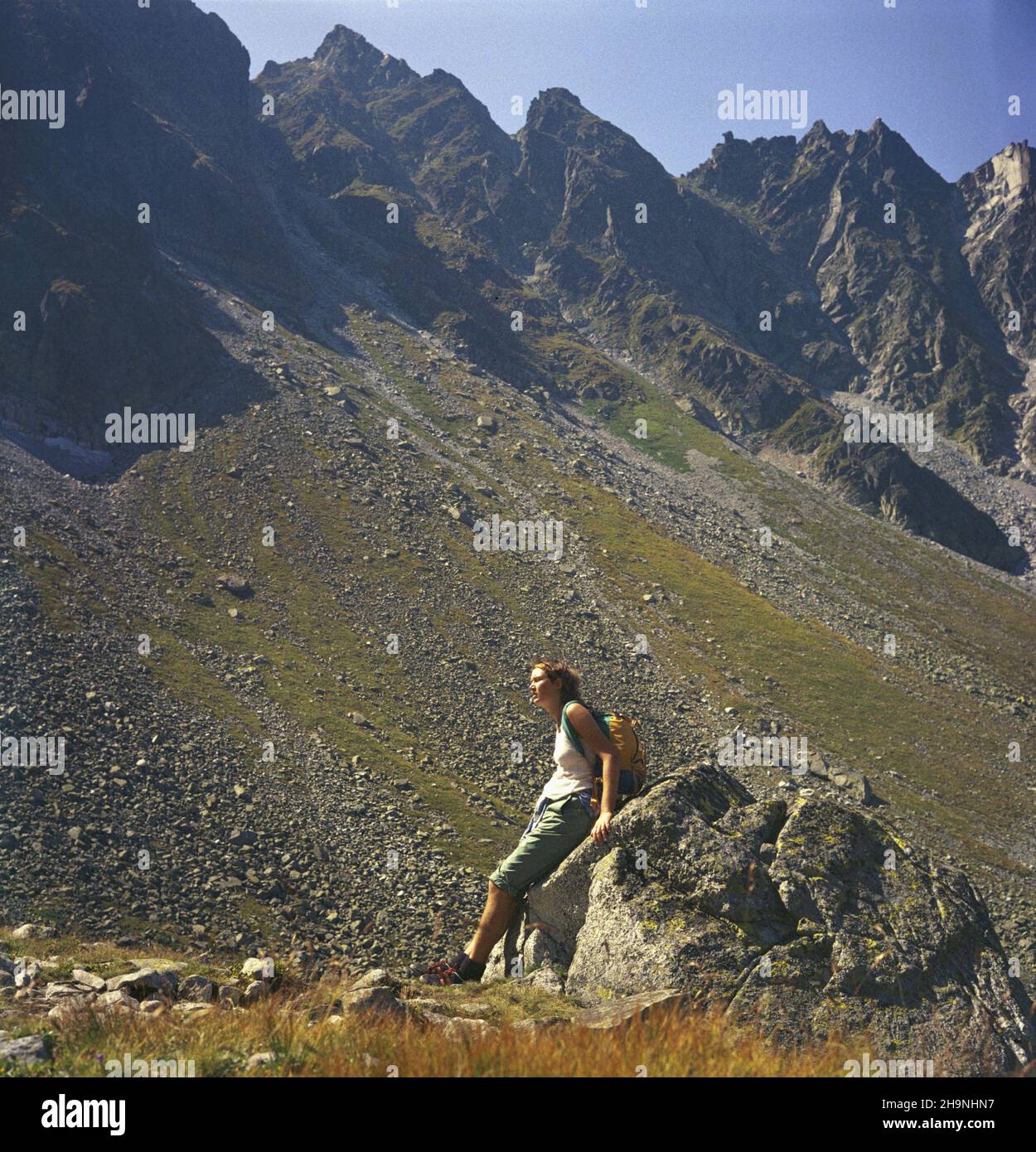 Polska 08,1983. Turystka w Tatrach Wysokich w rejonie Doliny Pañszczycy. wb PAP/Stanis³aw Momot Dok³adny dzieñ wydarzenia nieustalony. Polonia, agosto 1983. Un turista nelle alte montagne di Tatra nella valle di Panszczycy. wb PAP/Stanislaw Momot evento giorno sconosciuto Foto Stock