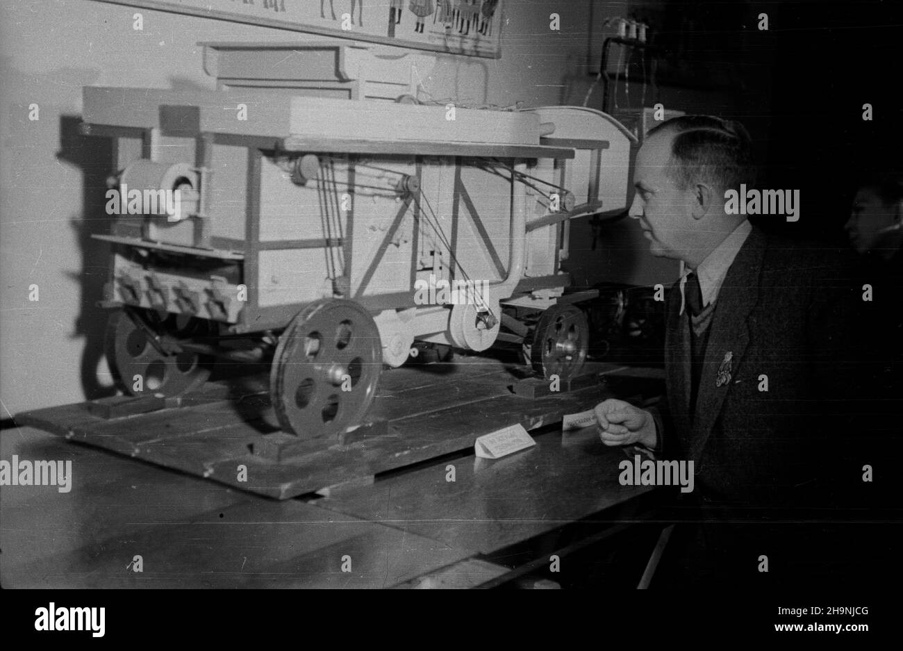 Warszawa, 1948-12. Wystawa darów d klasy robotniczej na Kongres Zjednoczeniowy Polskiej Zjednoczonej Partii Robotniczej, prezentowana w dniach 21-30 grudnia w trzech salach gmachu Politechniki Warszawskiej, a nastêpnie przeniesionea do Muzeum Narodowego. Modello m³ockarni od Rolników. mw PAP Dok³adny dzieñ wydarzenia nieustalony. Varsavia, 1948 dicembre. La mostra dei doni dei lavoratori al Congresso di unificazione del Partito dei lavoratori Polacco, presentata in tre sale dell'Università della tecnologia di Varsavia dal 21 al 30 dicembre, e successivamente trasferita al Museo Nazionale. Nella figura: Un modello in scala di Foto Stock