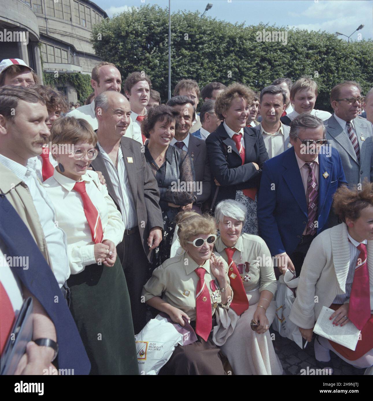 Wroc³aw 20.07.1983. Ogólnokrajowy Zlot M³odzie¿y Polskiej (w dniach 19-20.07.1983) z okazji 35. Rocznicy zjednoczenia ruchu m³odzie¿owego i powo³ania Zwi¹zku M³odzie¿y Polskiej. W uroczystoœciach udzia³ wziêli dzia³acze organizacji m³odzie¿owych oraz uczestnicy kongresu zjednoczeniowego z 1948 roku (nz. przed gmachem Hali Ludowej). wb PAP/Jan Morek Wroclaw, 20 luglio 1983. Un raduno nazionale dei giovani che segna il 35th° anniversario dell'Unione dei giovani polacchi (ZMP), cui hanno partecipato attivisti dell'organizzazione giovanile e partecipanti al congresso di fondazione dello ZMP del 1948. wb PAP/Jan Morek Foto Stock