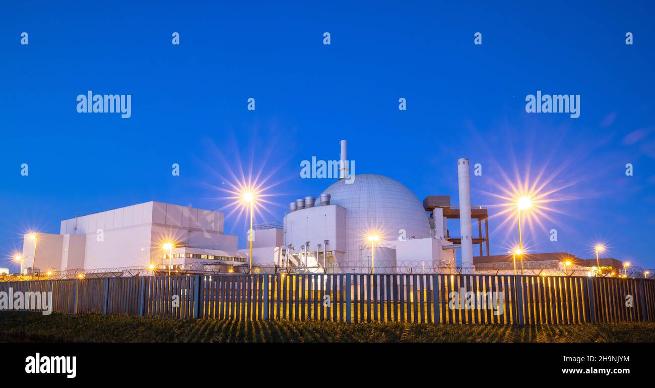 02 dicembre 2021, Schleswig-Holstein, Brokdorf: La centrale nucleare di Brokdorf alla luce del crepuscolo (effetto fascio dovuto al lungo tempo di esposizione). Dopo quasi 35 anni di attività, la centrale nucleare della Preussen Elektra sarà chiusa alla fine del 2021. Il reattore ad acqua pressurizzata con una potenza di circa 1400 megawatt ha fornito elettricità dal 1986. Foto: Christian Charisius/dpa Foto Stock