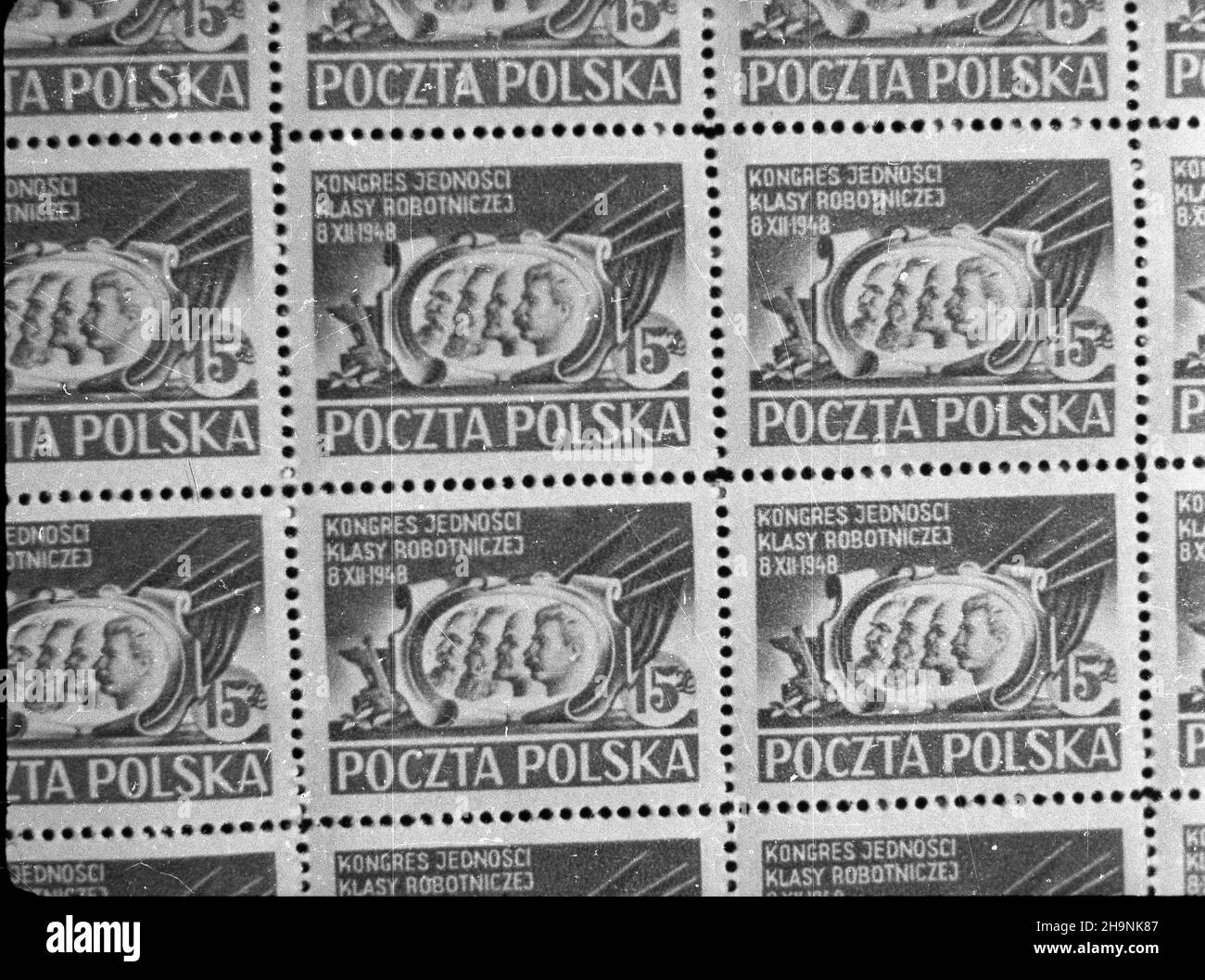 Kraków, 1948-12. Arkusz znaczków pocztowych wydanych z okazji zjednoczenia partii robotniczych. wb PAP Dok³adny dzieñ wydarzenia nieustalony. Cracovia, 1948 dicembre. Un foglio di francobolli emessi in occasione dell'unificazione dei lavoratori. wb PAP Foto Stock