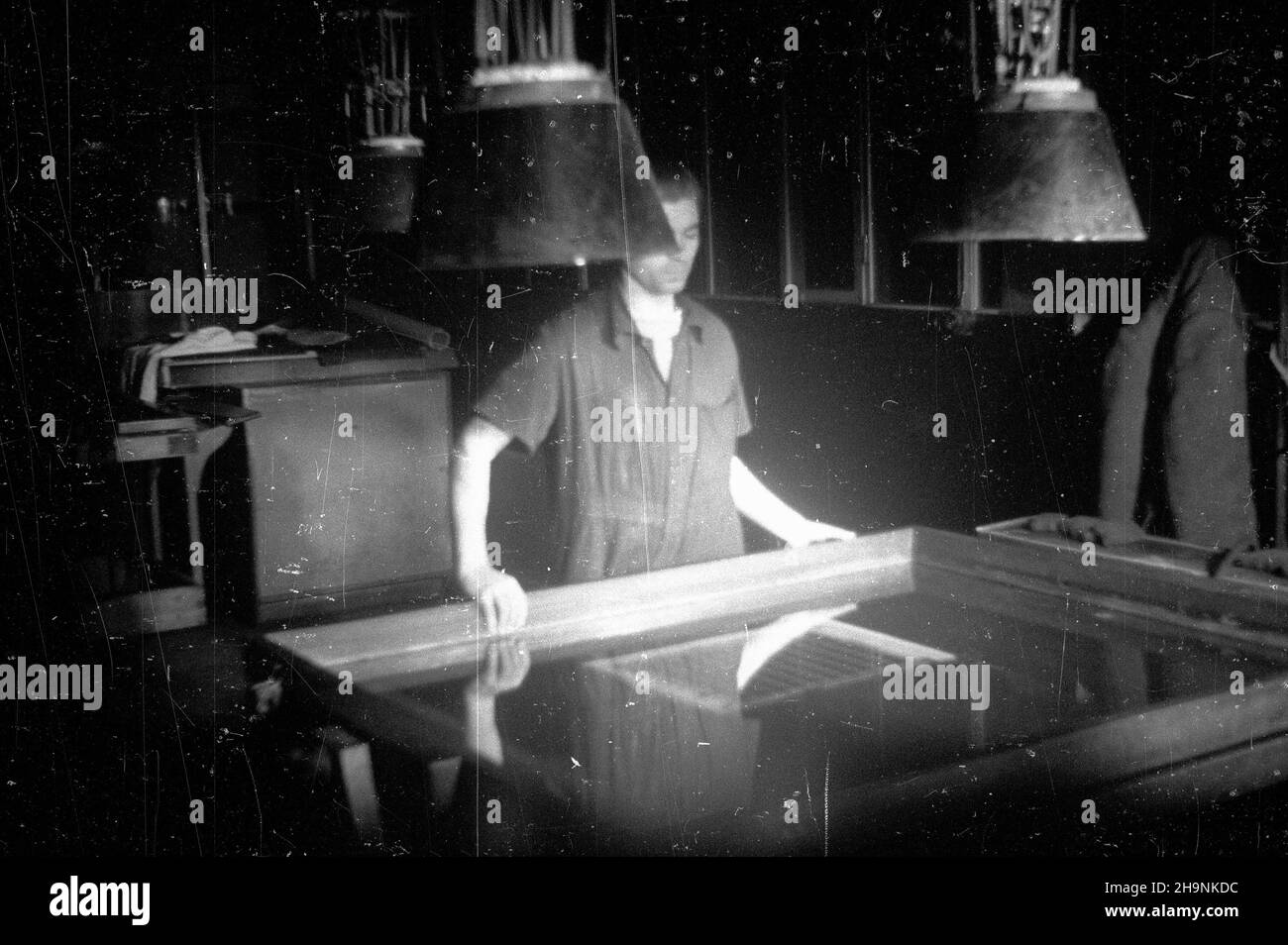 Kraków, 1948-12. Znaczek pocztowy wydany z okazji zjednoczenia partii robotniczych. NZ. Kopiowanie arkusza na papier pigmentowy naœwietlany przez raster. wb PAP Dok³adny dzieñ wydarzenia nieustalony. Cracovia, 1948 dicembre. Un post-stam rilasciato in occasione dell'unificazione dei lavoratori. Nella figura: Copia di fogli su carta pigmentata esponendola a uno schermo a luce dimezzata. wb PAP Foto Stock