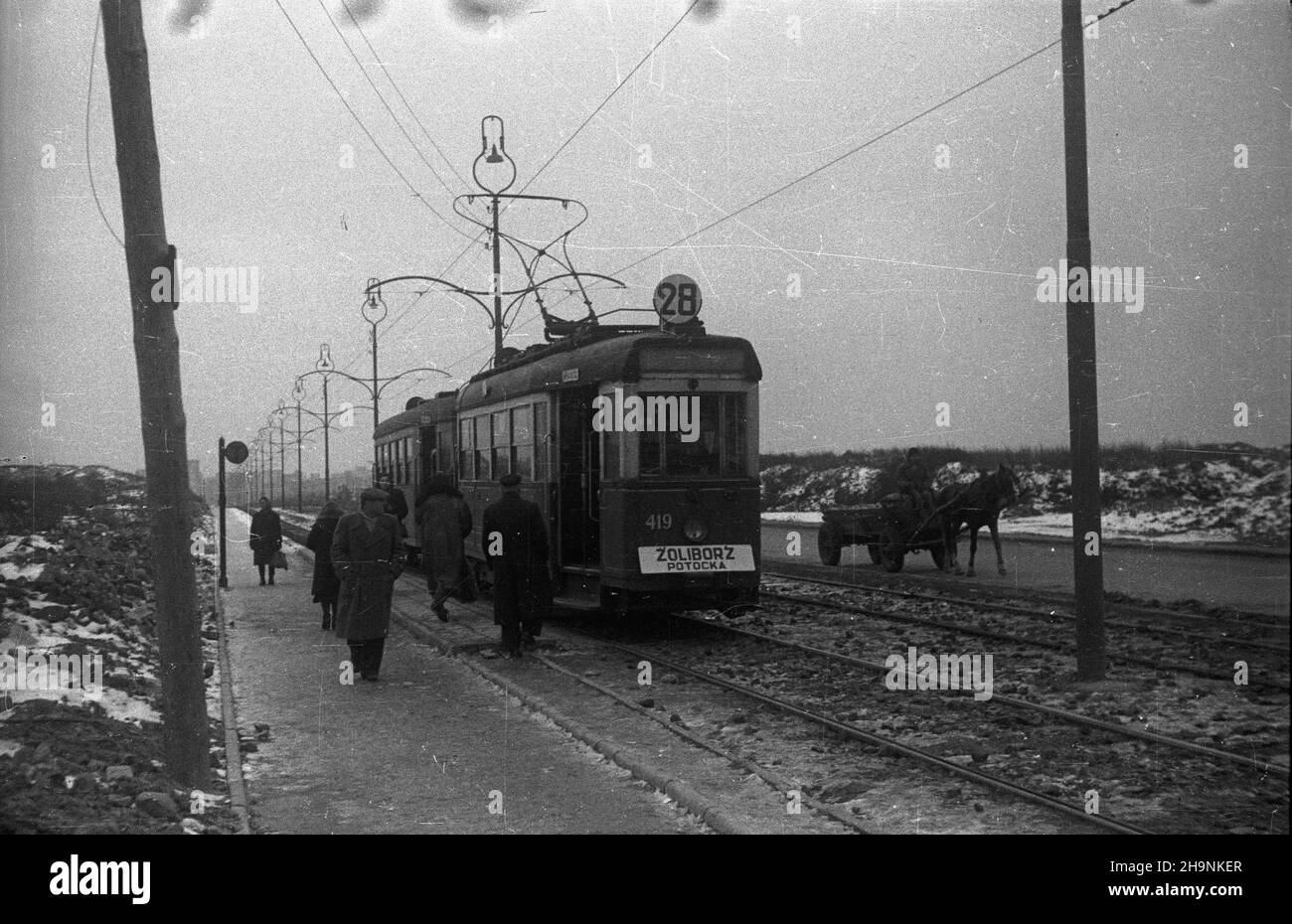 Warszawa, 1948-12. W grudniu ukoñczono uk³adanie torowiska i bruku na ul. Marcelego Nowotki, umo¿liwi³o to uruchomienie komunikacji tramwajowej ³¹cz¹cej ¯oliborz ze Œródmieœciem stolicy. NZ. tramwaj linii 28 (przystanki krañcowe: Potocka i Plac Zbawiciela). uu PAP Dok³adny dzieñ wydarzenia nieustalony. Varsavia, 1948 dicembre. Sono state poste le piste del tram e una strada è stata pavimentata in via Marcelego Nowotki che ha permesso di avviare una linea di tram che collegava il quartiere di Zoliborz con il centro della città a dicembre. Nella foto: Tram della linea a n. 28 (capolinea: Potocka e Piazza Zbawiciela). uu PAP Foto Stock