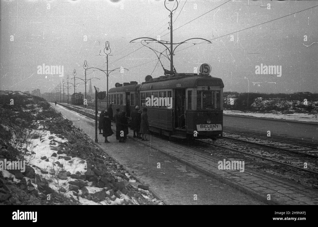 Warszawa, 1948-12. W grudniu ukoñczono uk³adanie torowiska i bruku na ul. Marcelego Nowotki, umo¿liwi³o to uruchomienie komunikacji tramwajowej ³¹cz¹cej ¯oliborz ze Œródmieœciem stolicy. NZ. tramwaj linii 15 (przystanki krañcowe: Bielany AWF i Plac ¯elaznej Bramy). uu PAP Dok³adny dzieñ wydarzenia nieustalony. Varsavia, 1948 dicembre. Sono state poste le piste del tram e una strada è stata pavimentata in via Marcelego Nowotki che ha permesso di avviare una linea di tram che collegava il quartiere di Zoliborz con il centro della città a dicembre. Nella foto: Tram della linea a n. 15 (capolinea: Bielany AWF e piazza Zelaznej Bramy). Foto Stock