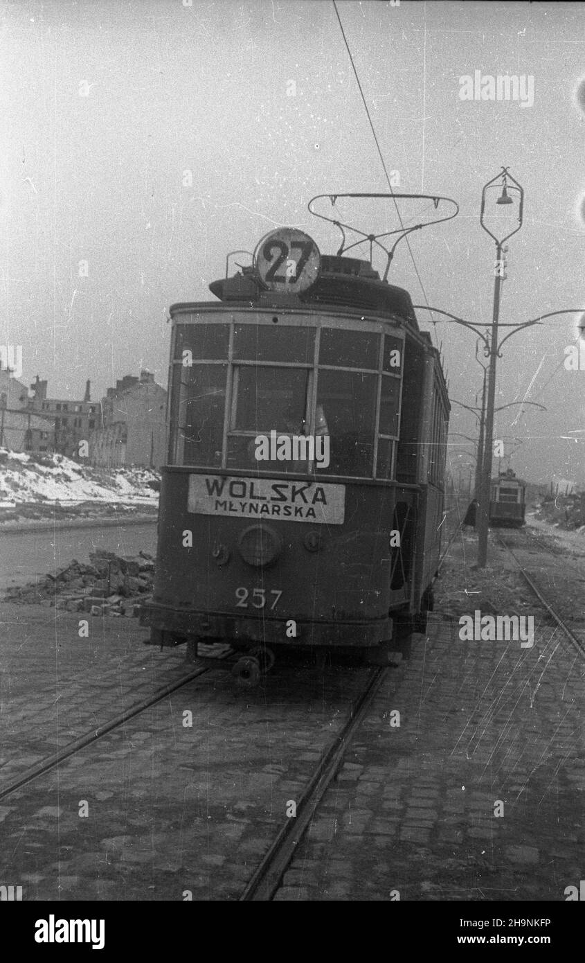 Warszawa, 1948-12. W grudniu ukoñczono uk³adanie torowiska i bruku na ul. Marcelego Nowotki, umo¿liwi³o to uruchomienie komunikacji tramwajowej ³¹cz¹cej ¯oliborz ze Œródmieœciem stolicy. NZ. tramwaj linii 27 (przystanki krañcowe: Potocka i Leszno). uu PAP Dok³adny dzieñ wydarzenia nieustalony. Varsavia, 1948 dicembre. Sono state poste le piste del tram e una strada è stata pavimentata in via Marcelego Nowotki che ha permesso di avviare una linea di tram che collegava il quartiere di Zoliborz con il centro della città a dicembre. Nella foto: Tram della linea a n. 27 (capolinea: Potocka e Leszno). uu PAP Foto Stock