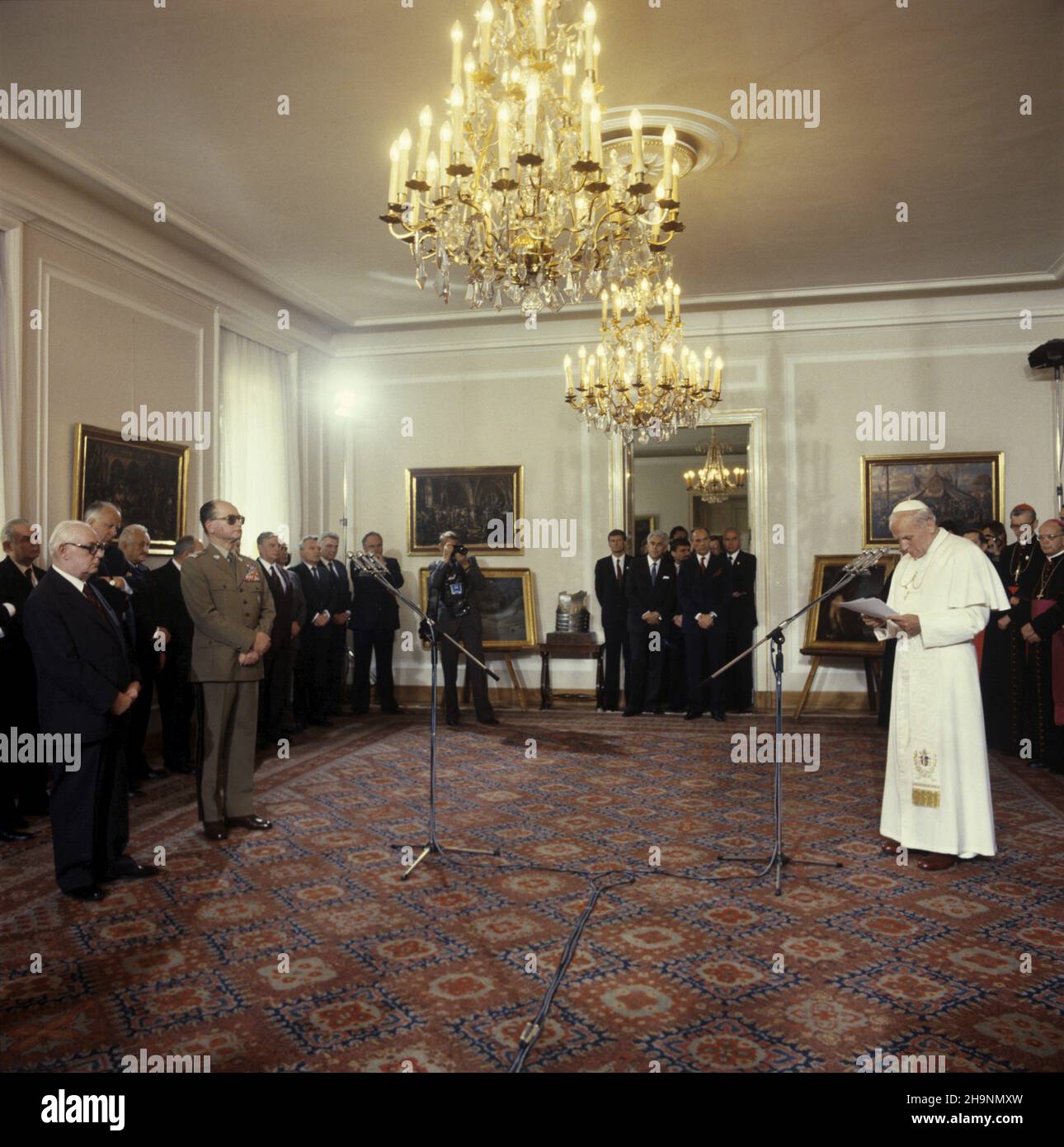 Warszawa 17.06.1983. Druga pielgrzymka Jana Paw³a II do Polski, 16-23.06.1983 r. Oficjalne spotkanie Ojca Œwiêtego (przemawia) w sali Posiedzeñ Rady Pañstwa w Belwederze z w³adzami pañstwowymi i partyjnymi PRL. NZ. m.in. I sekretarz Komitetu Centralnego Polskiej Zjednoczonej Partii Robotniczej genera³ Wojciech Jaruzelski (w mundurze), obok stoi przewodnicz¹cy Rady Pañstwa Henryk Jab³oñski. Jan Pawe³ II otrzyma³ w darze od w³adz PRL m.in. napierœnik zbroi husarskiej (w g³êbi, C). mta PAP/Andrzej Kossobudzki Or³owski Varsavia 17 giugno 1983. Il secondo pellegrinaggio di Papa Giovanni Paolo II in po Foto Stock