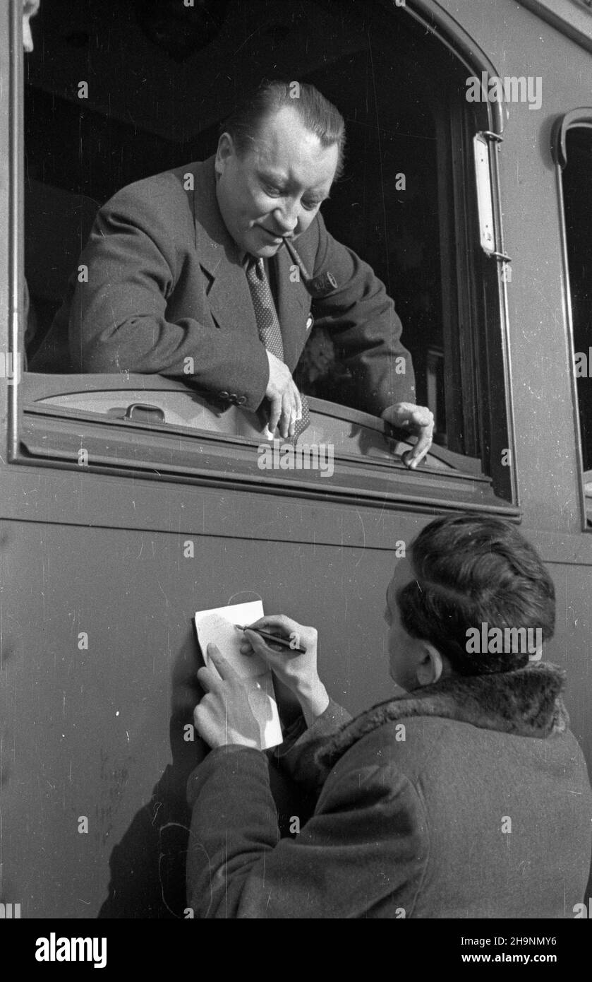 Warszawa, 1948-12-06. Delegacja rz¹du Republiki Czechos³owackiej, udaj¹ca siê z wizyt¹ do Moskwy zatrzyma³a siê na Dworcu Gdañskim, gdzie zosta³a powitana przez przedstawicieli polskiego Ministerstwa Spraw Zagranicznych. ministro spraw zagranicznych CSR Vladimir Clementis (w oknie wagonu) udziela wywiadu dziennikarzowi Polskiej Agencji Prasowej Lucjanowwi Wolanowskiemu. uu PAP Varsavia, 6 dicembre 1948. Una delegazione del governo cecoslovacco, in viaggio verso Mosca, si fermò alla stazione ferroviaria di Gdanski, dove fu salutata dai funzionari polacchi della Farnesina. Nella foto: Cecoslovacchia per Foto Stock